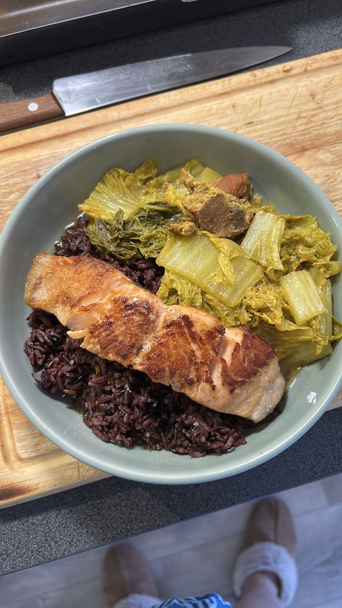 Laks med svart ris og kål