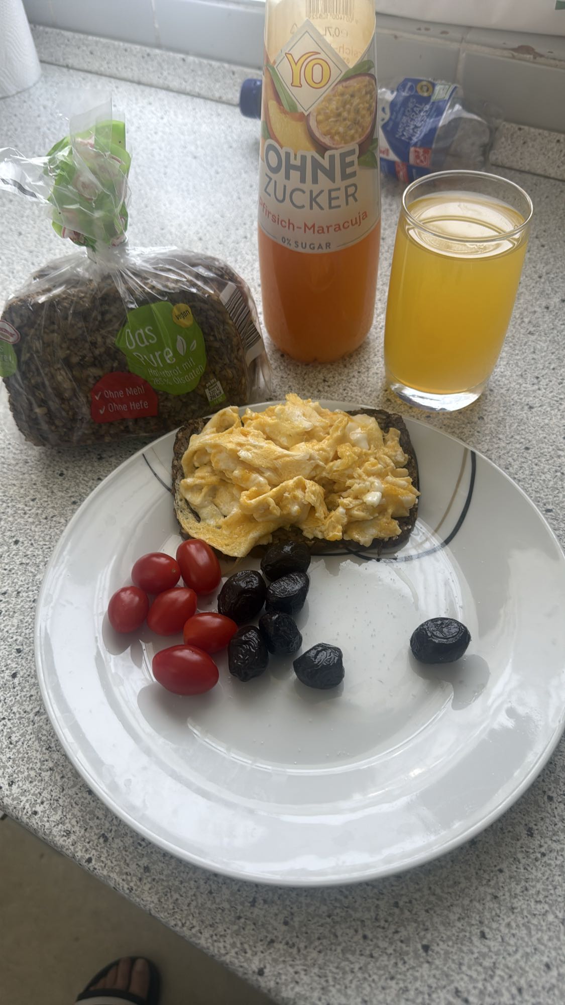 Ei-Brot mit Gemüse & Saft