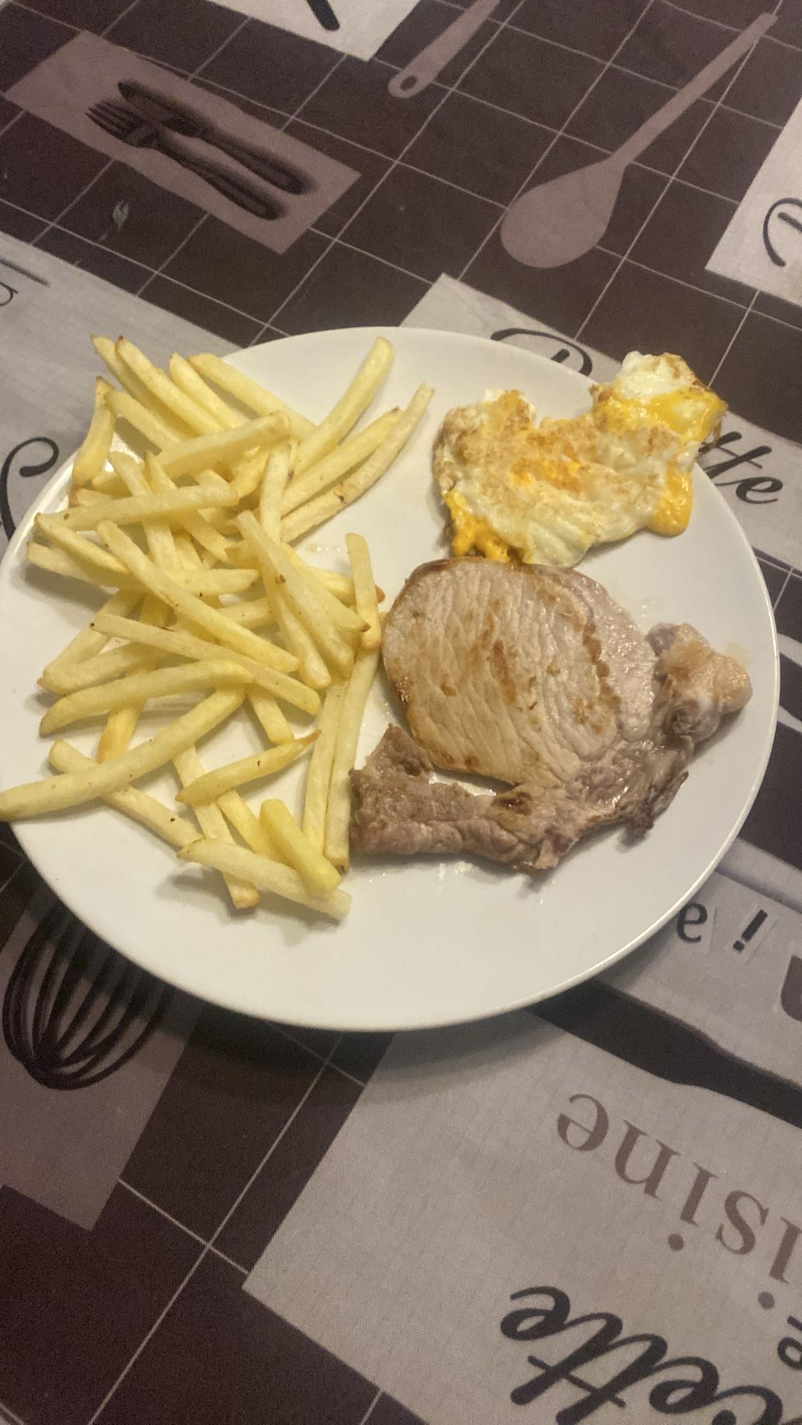 Carne, huevo y papas fritas