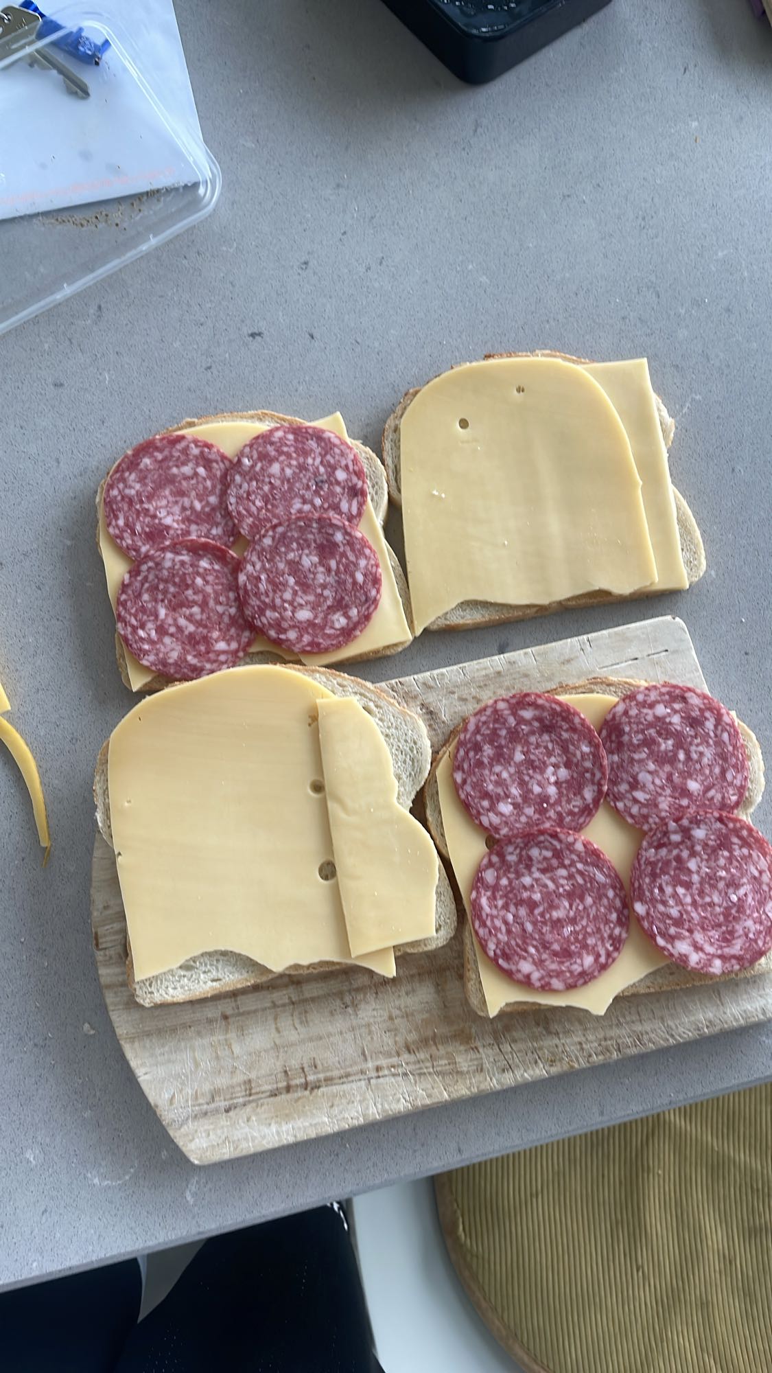 Salami kaas broodjes