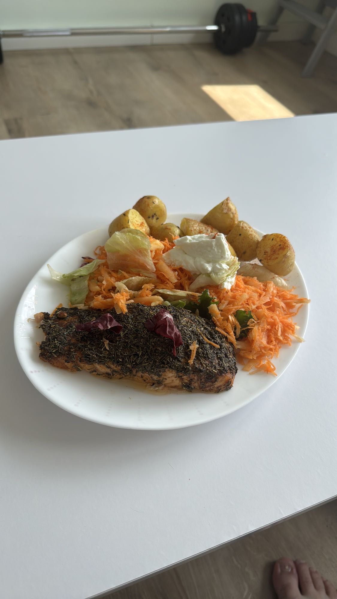 Łosoś z ziemniakami i surówką