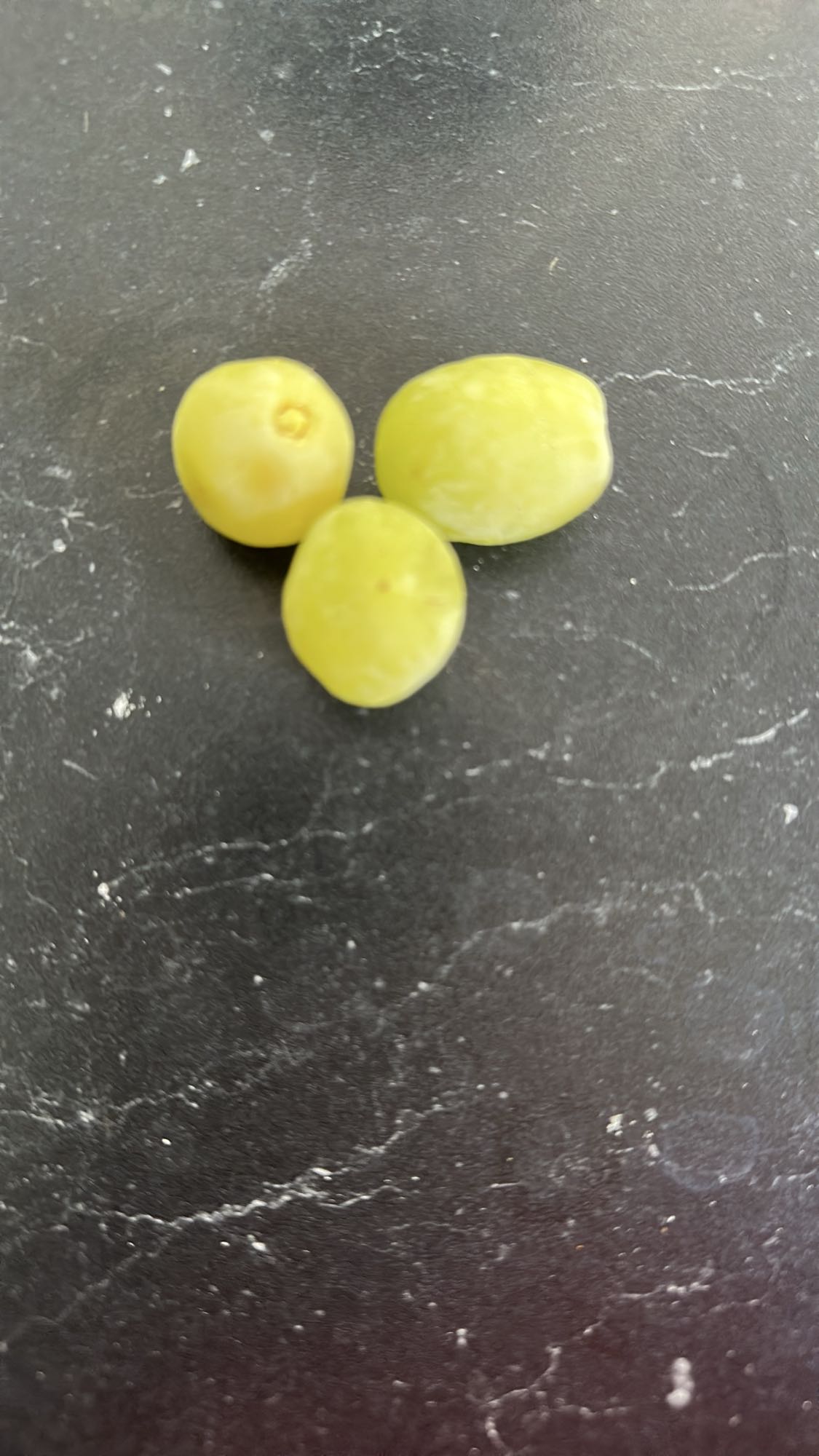 trois raisins verts