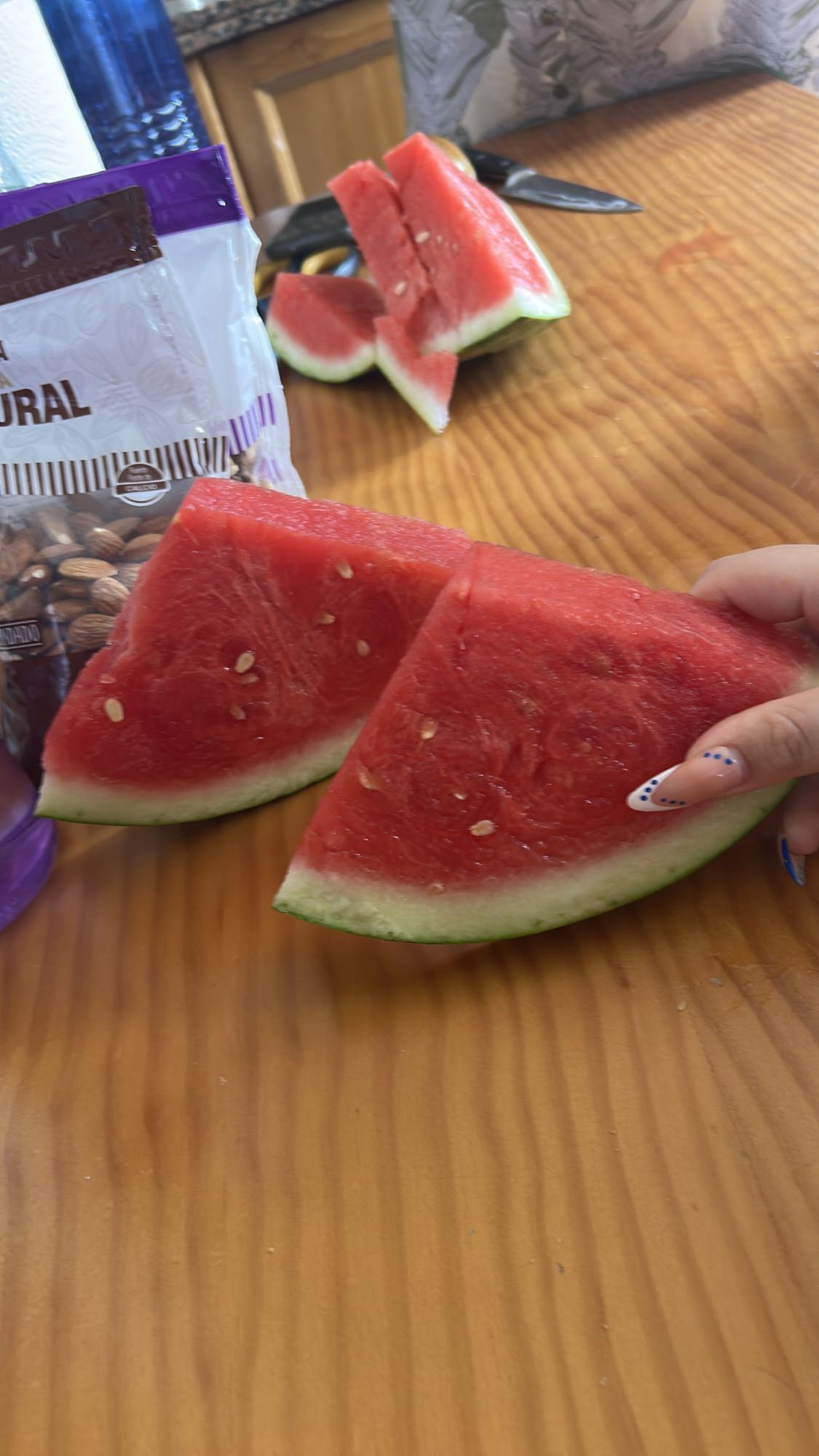 Sandía fresca y almendras