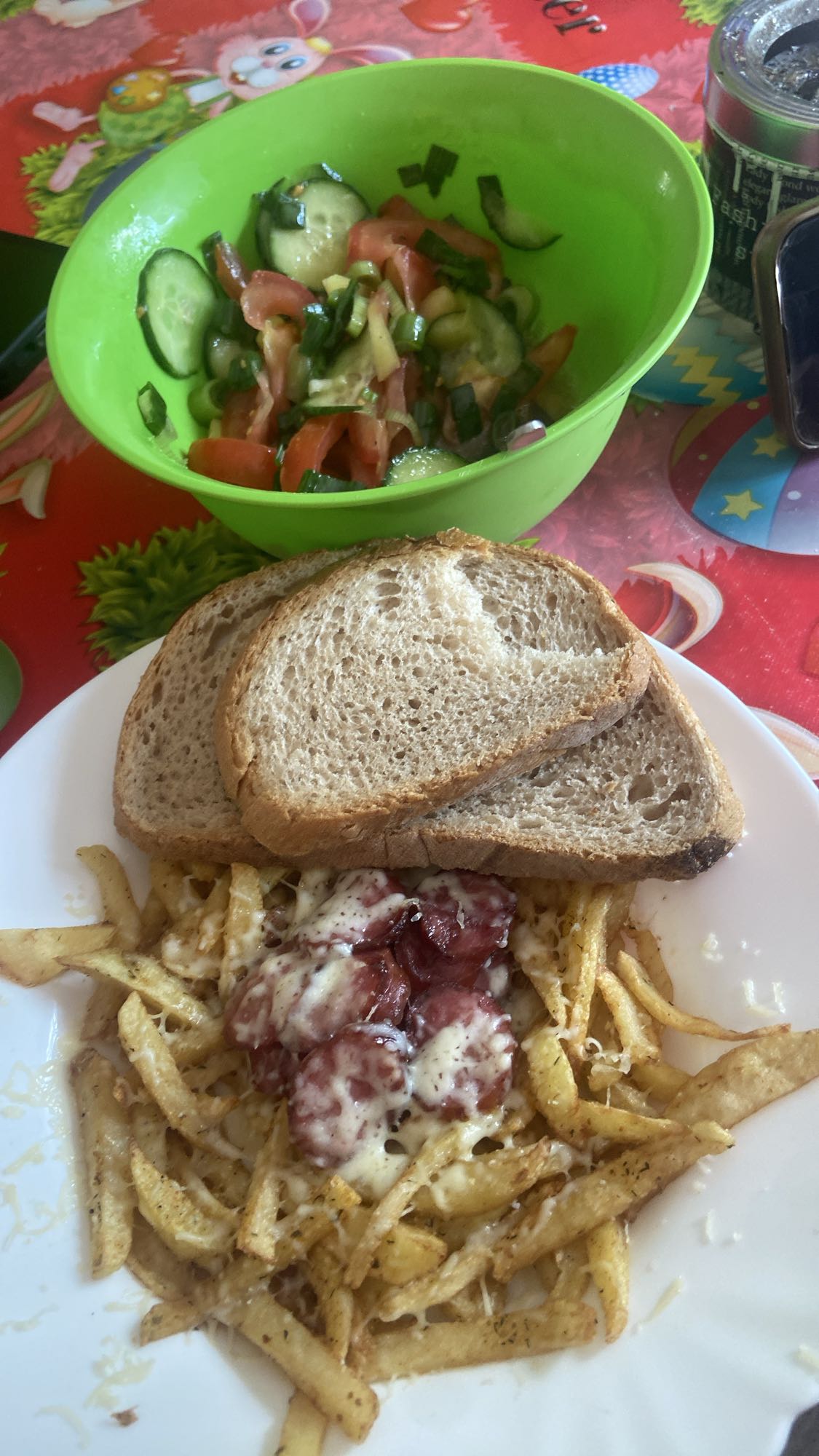 Cartofi cu salam și salată