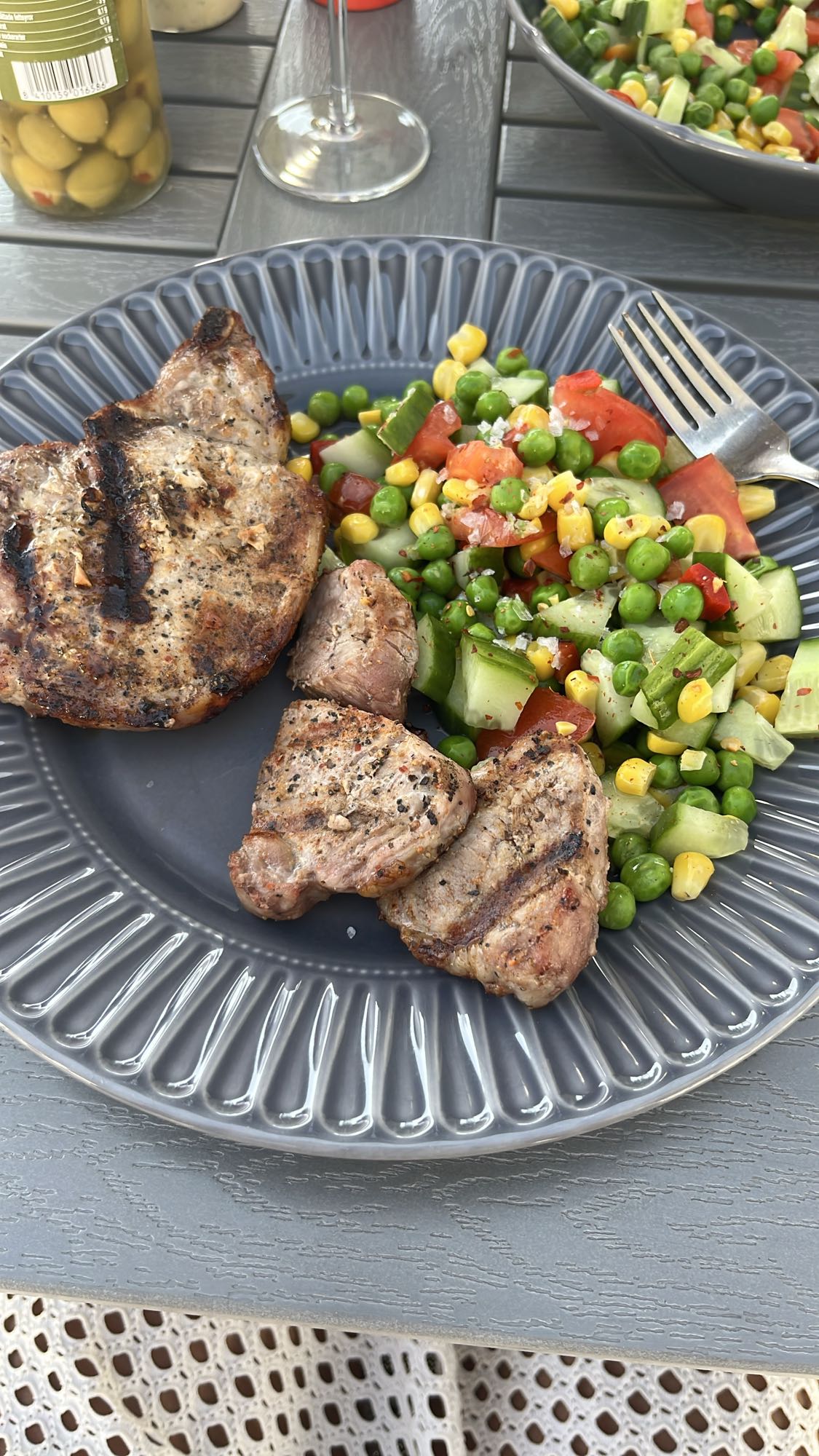 Grillad fläskkotlett med sallad