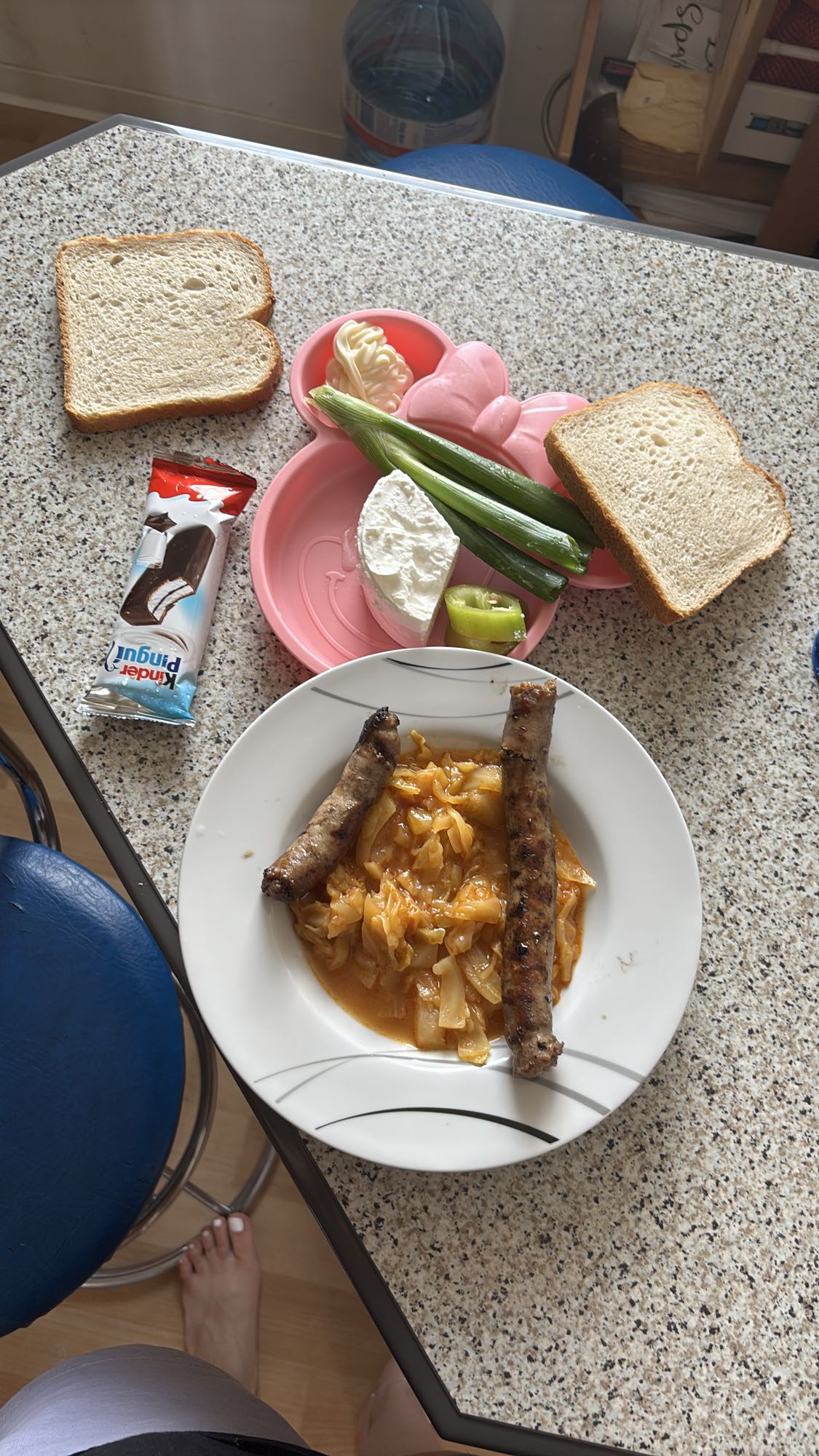 Кебап с гарнитура и хляб