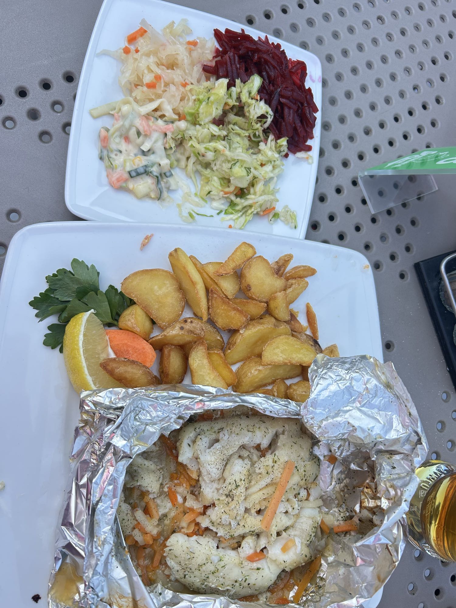 Ryba z ziemniakami i surówkami