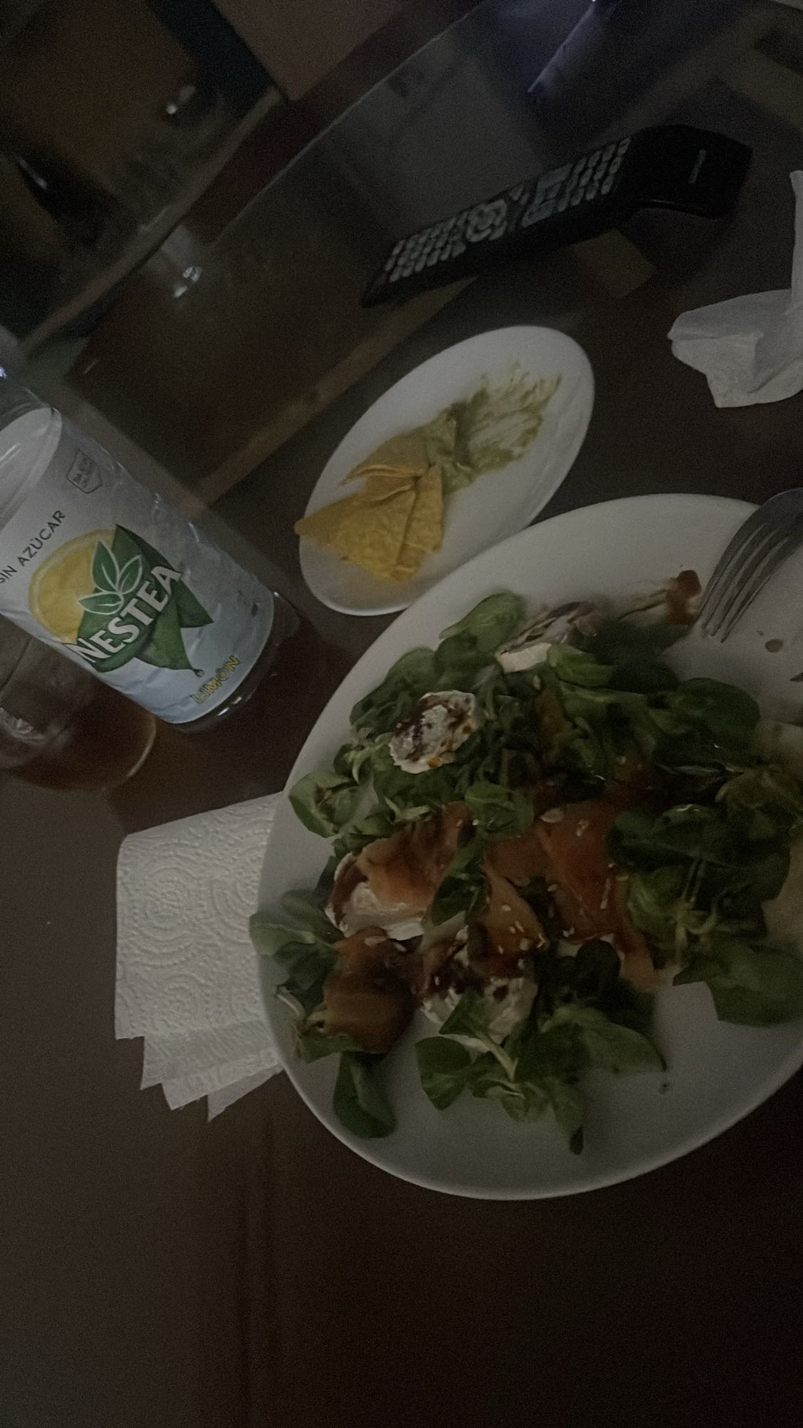 ensalada con salmón y nachos