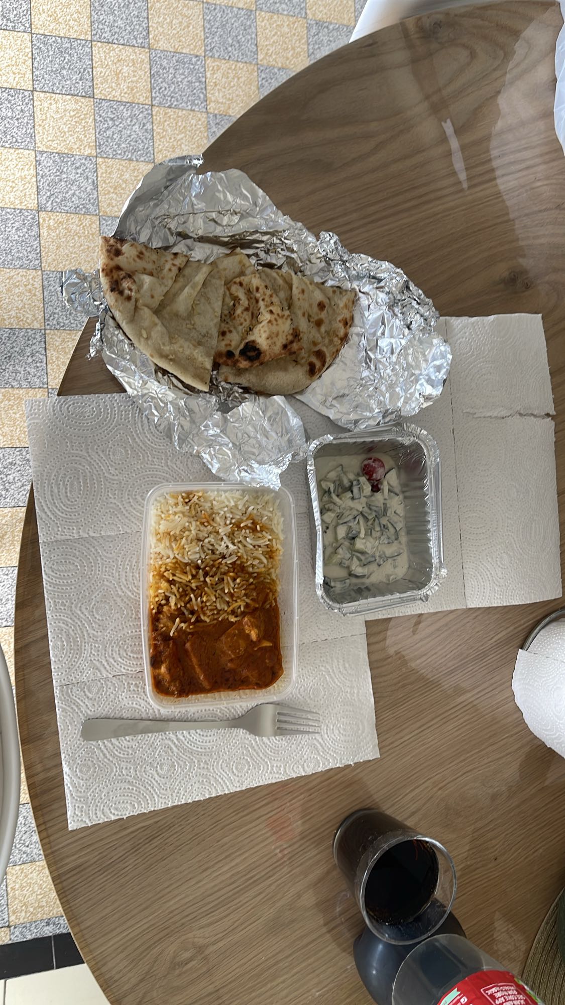 Poulet curry, riz, naan, raita