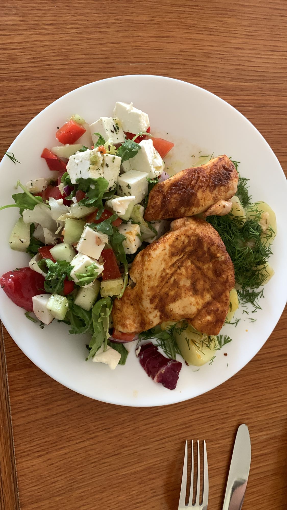 Grillowana pierś z sałatką