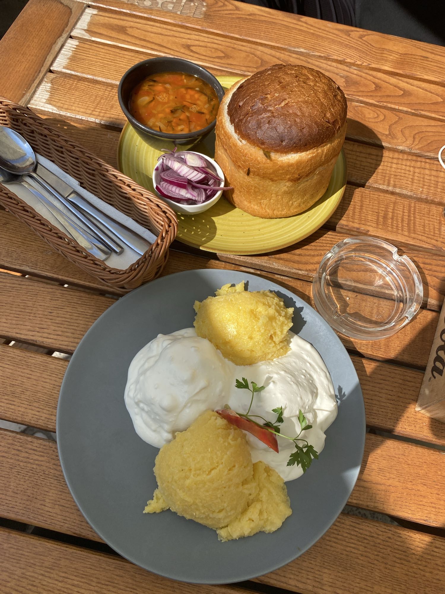 Mămăligă cu smântână și ciorbă