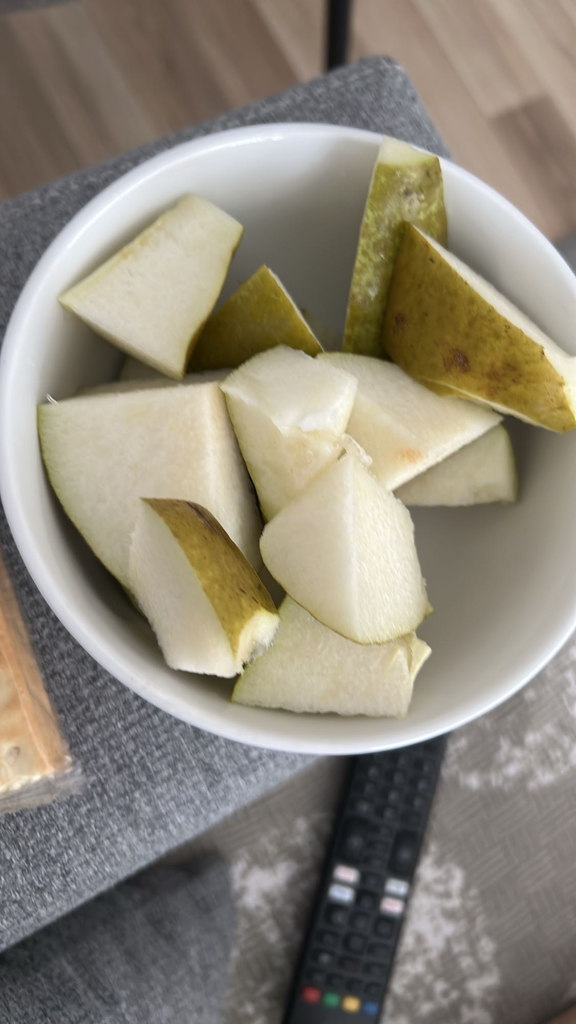 Pere tăiate în bol