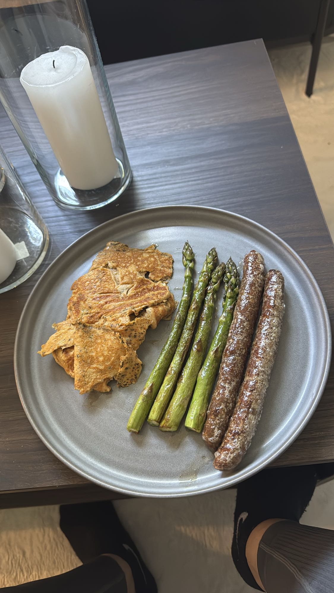 Omelett, sparris och korv