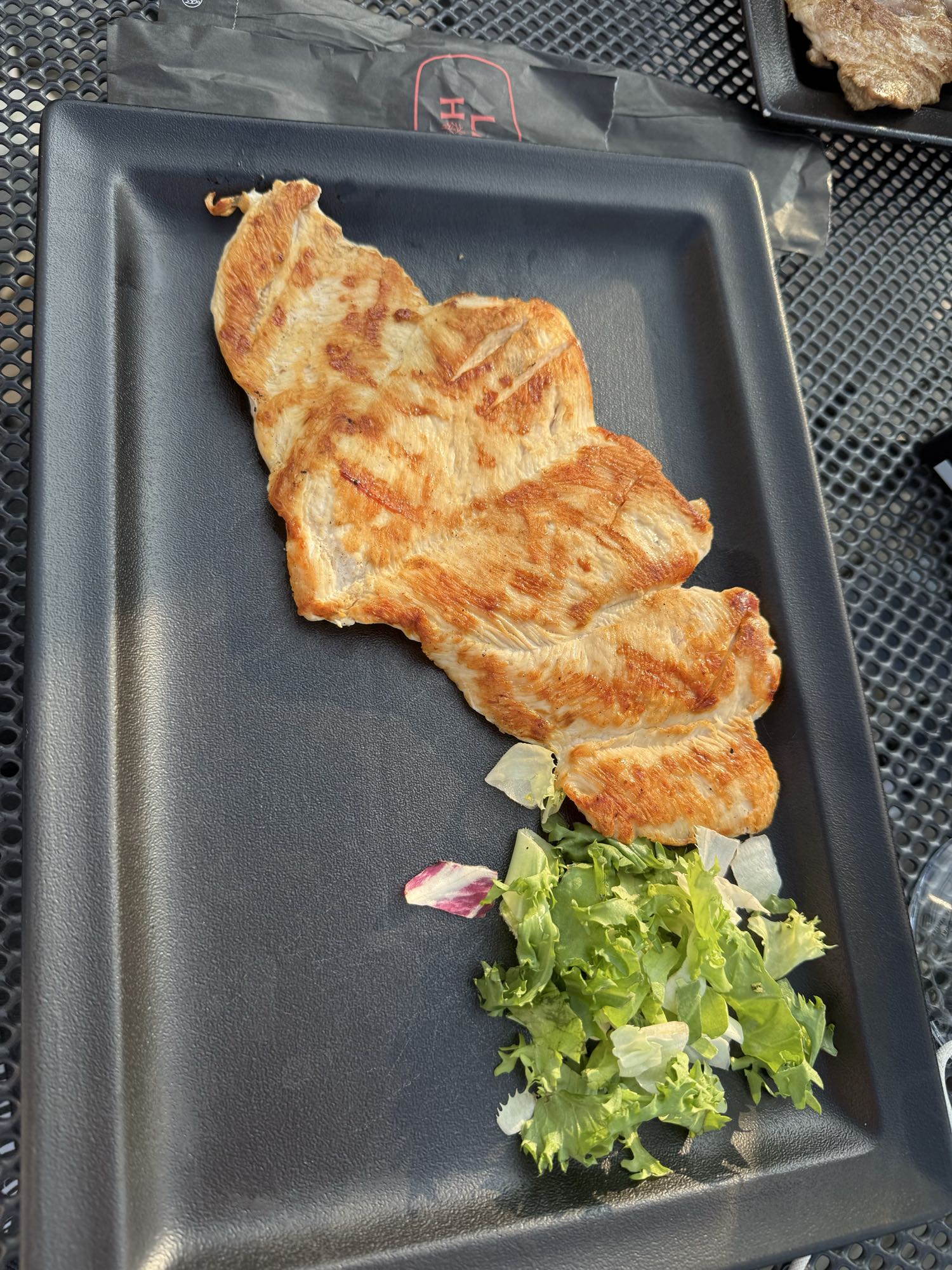 Piept de pui la grătar cu salată