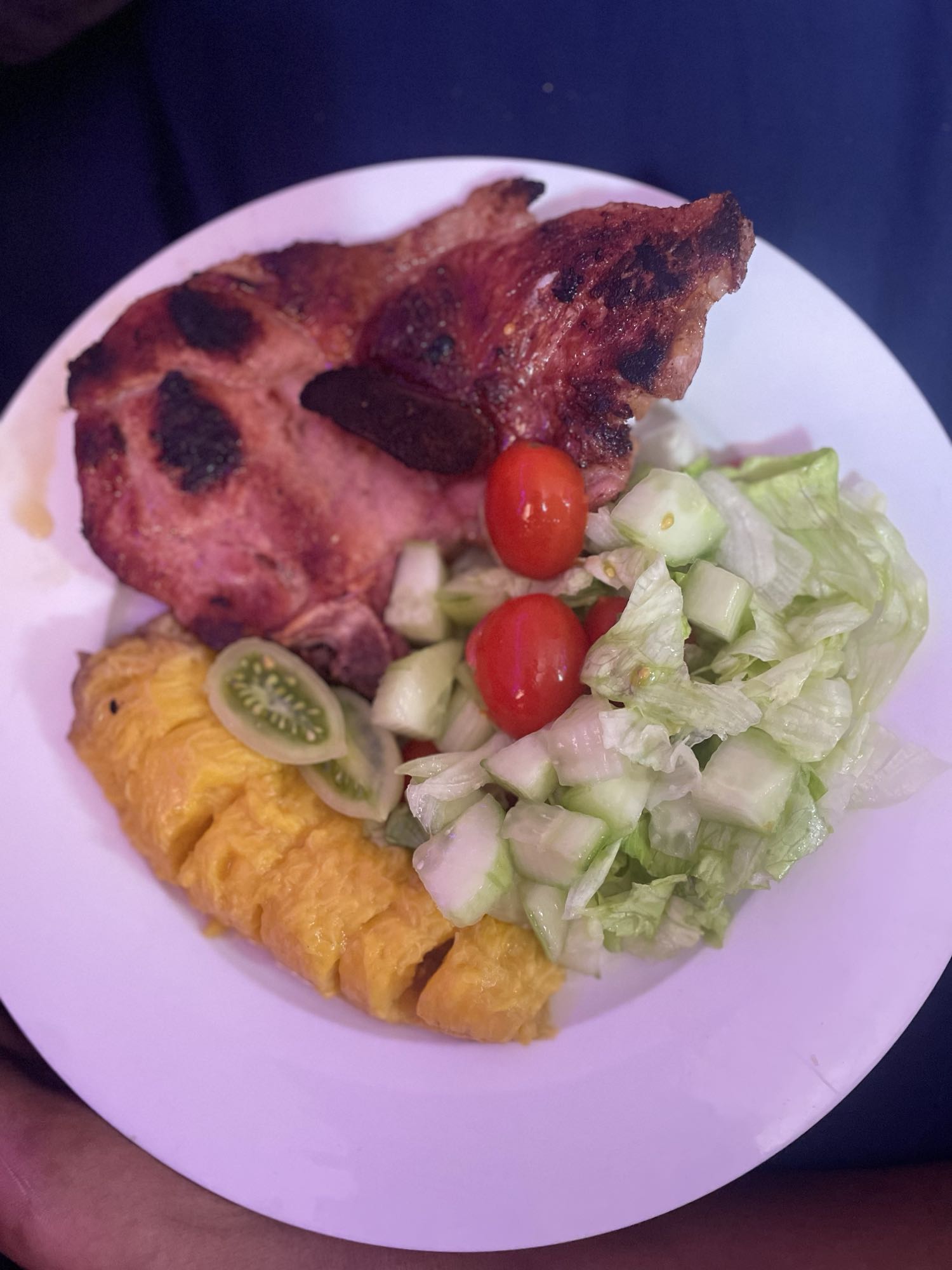Cerdo con ensalada y plátano