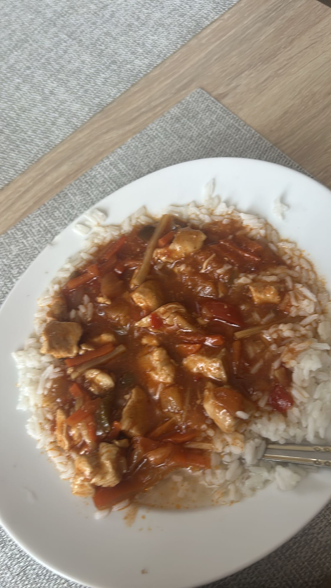 kurczak w sosie z ryżem