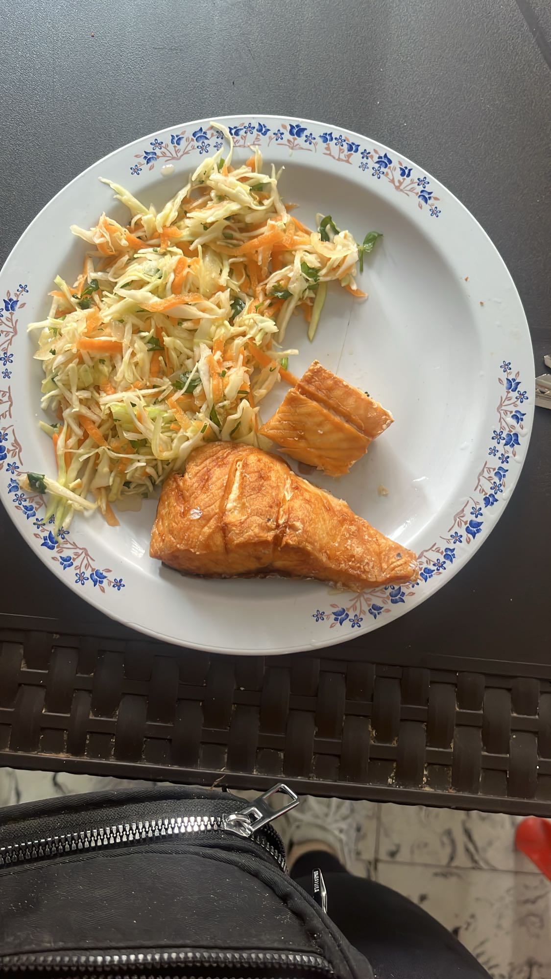 Salmón con ensalada