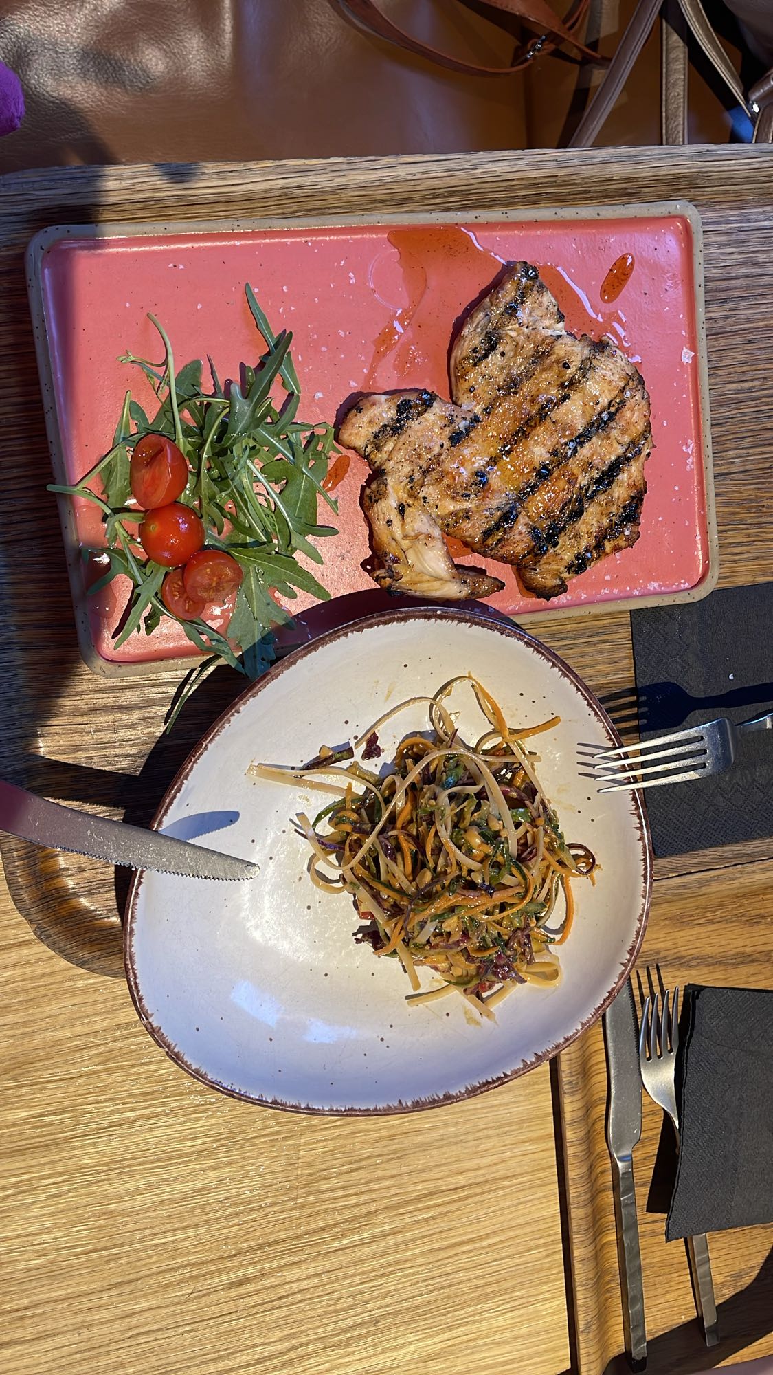 Cotlet grătar cu salată și tăiței