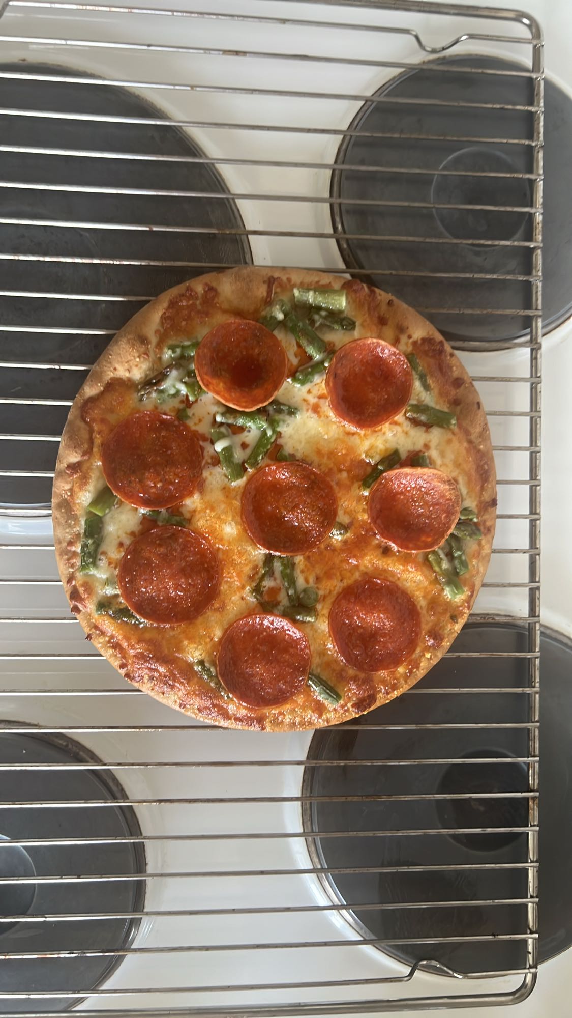 Pepperonipizza med grön sparris