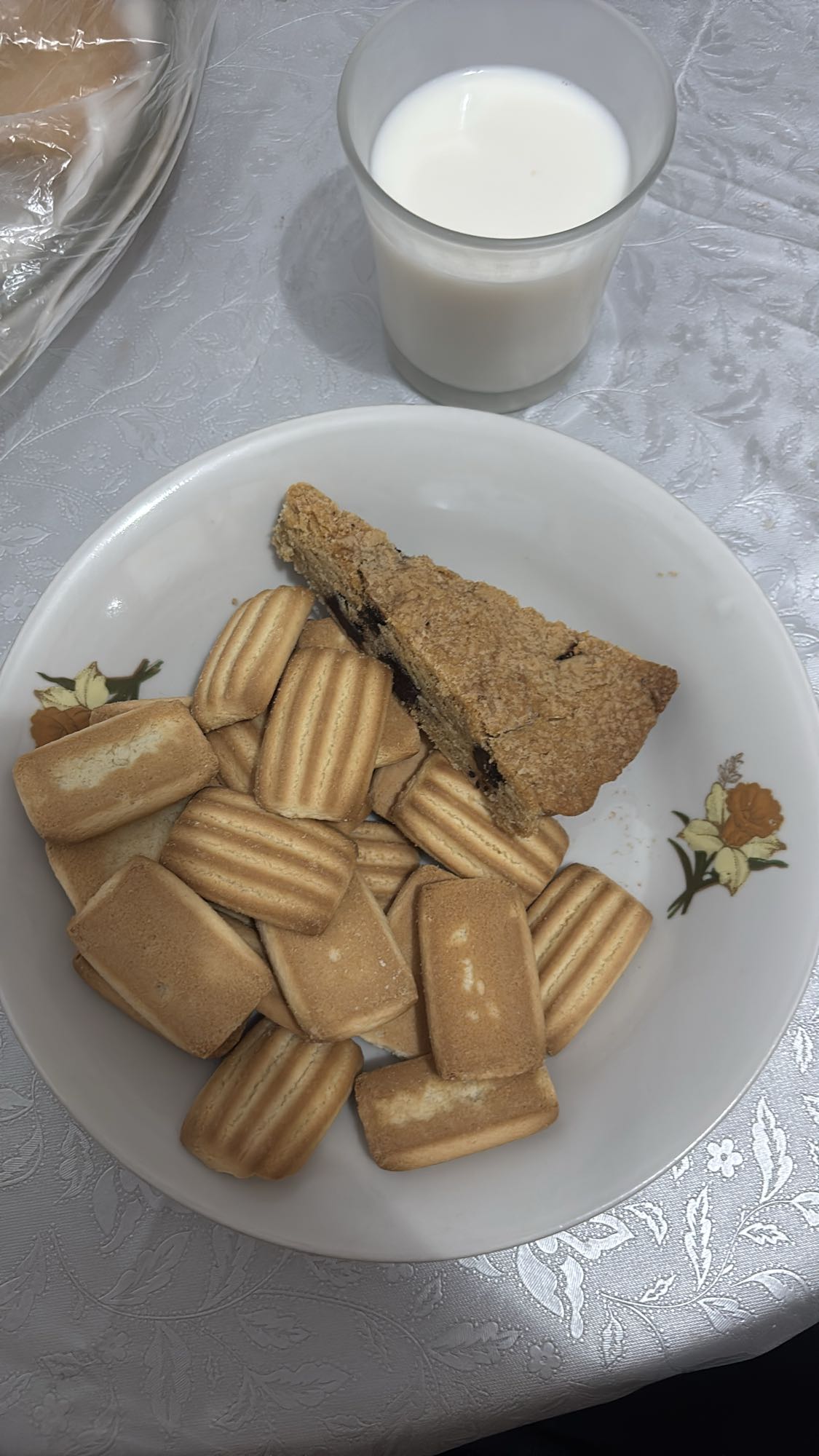 Bisküvi ve Sütlü Atıştırmalık