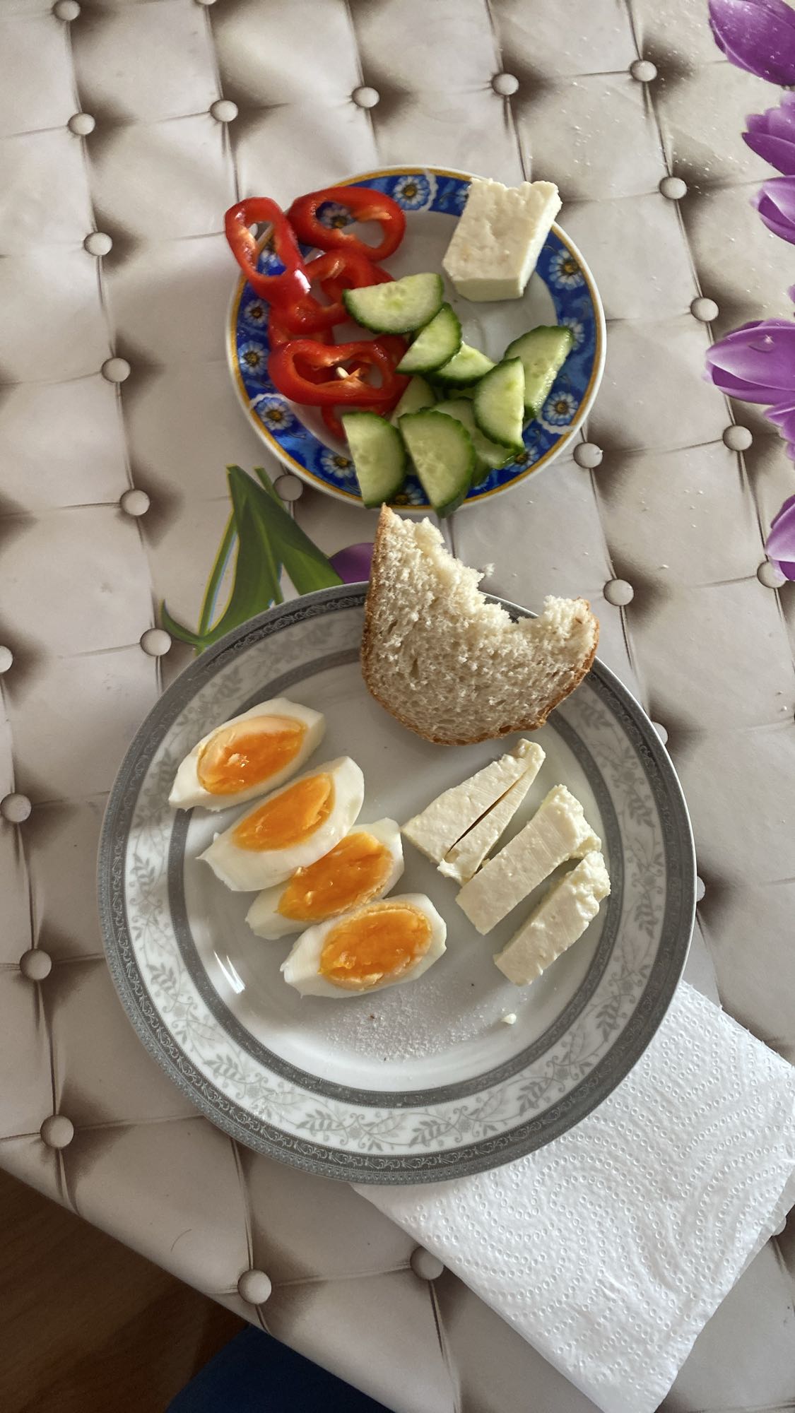 Mic dejun cu ouă și brânză