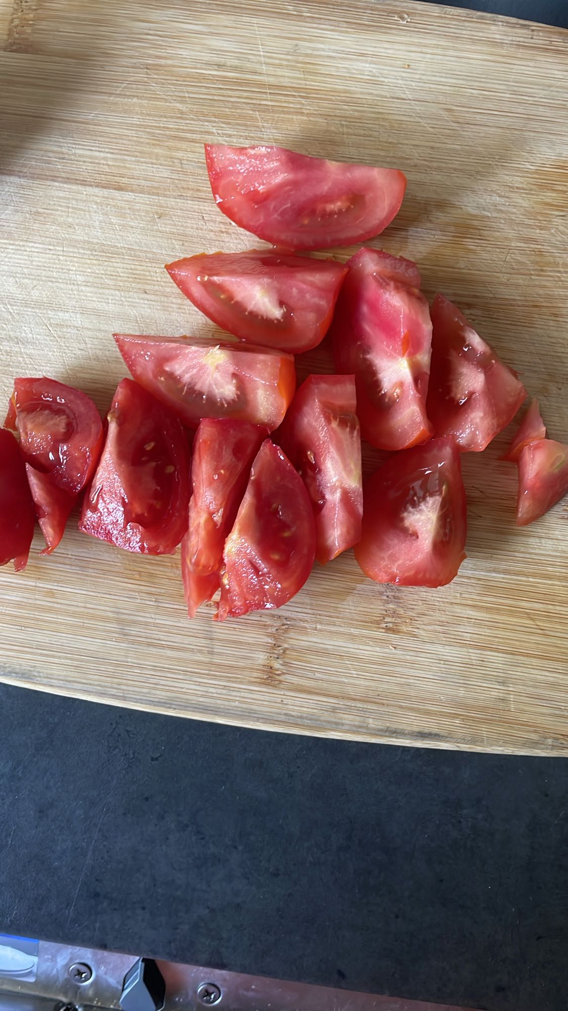 Roșii tăiate proaspete
