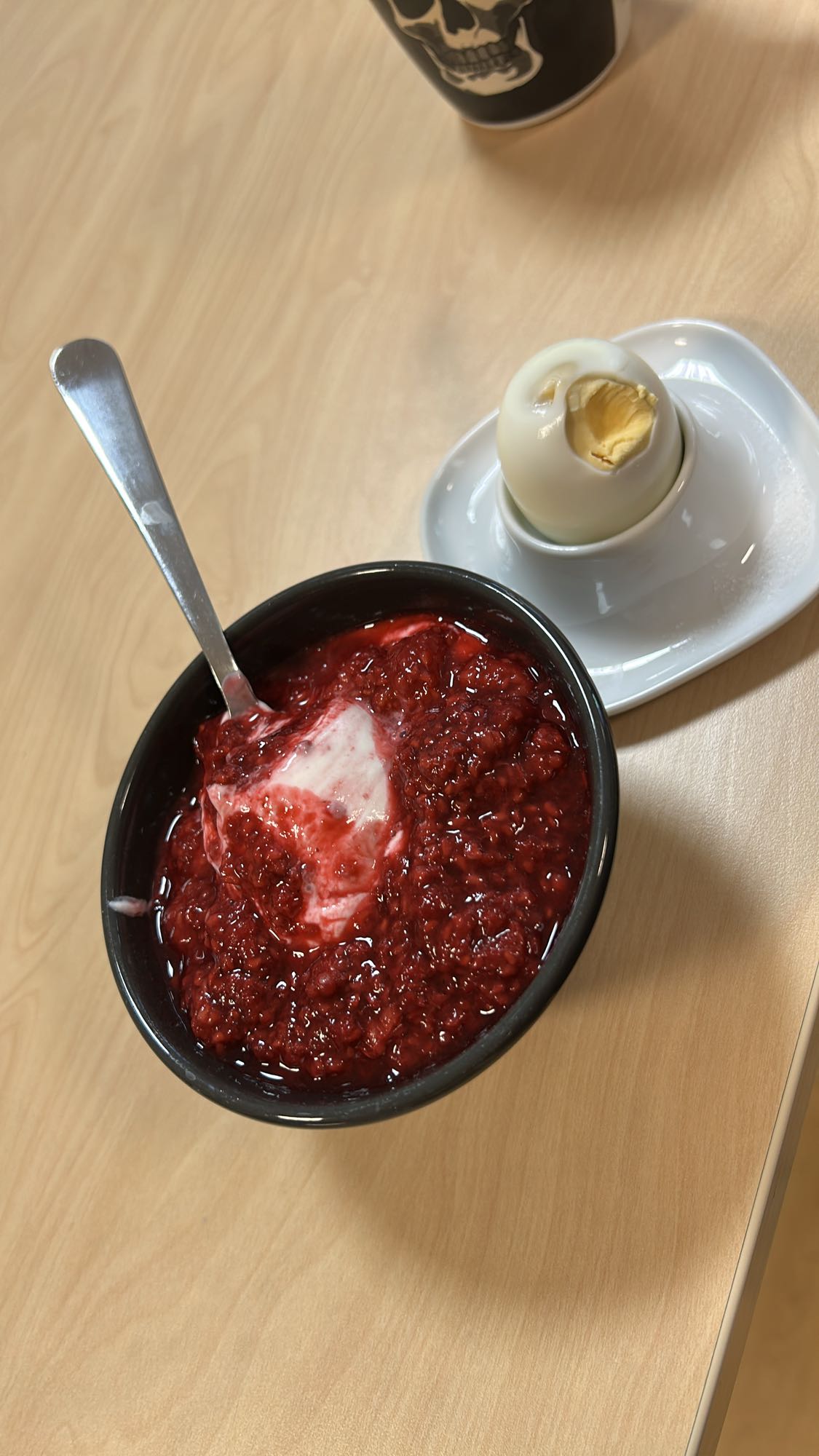 Yoghurt med bär och ägg