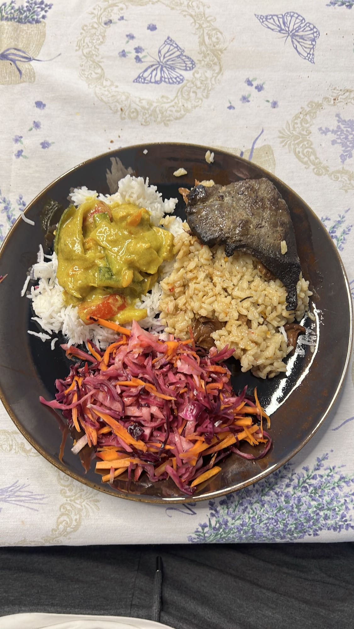 Orez, salată, legume, ficat