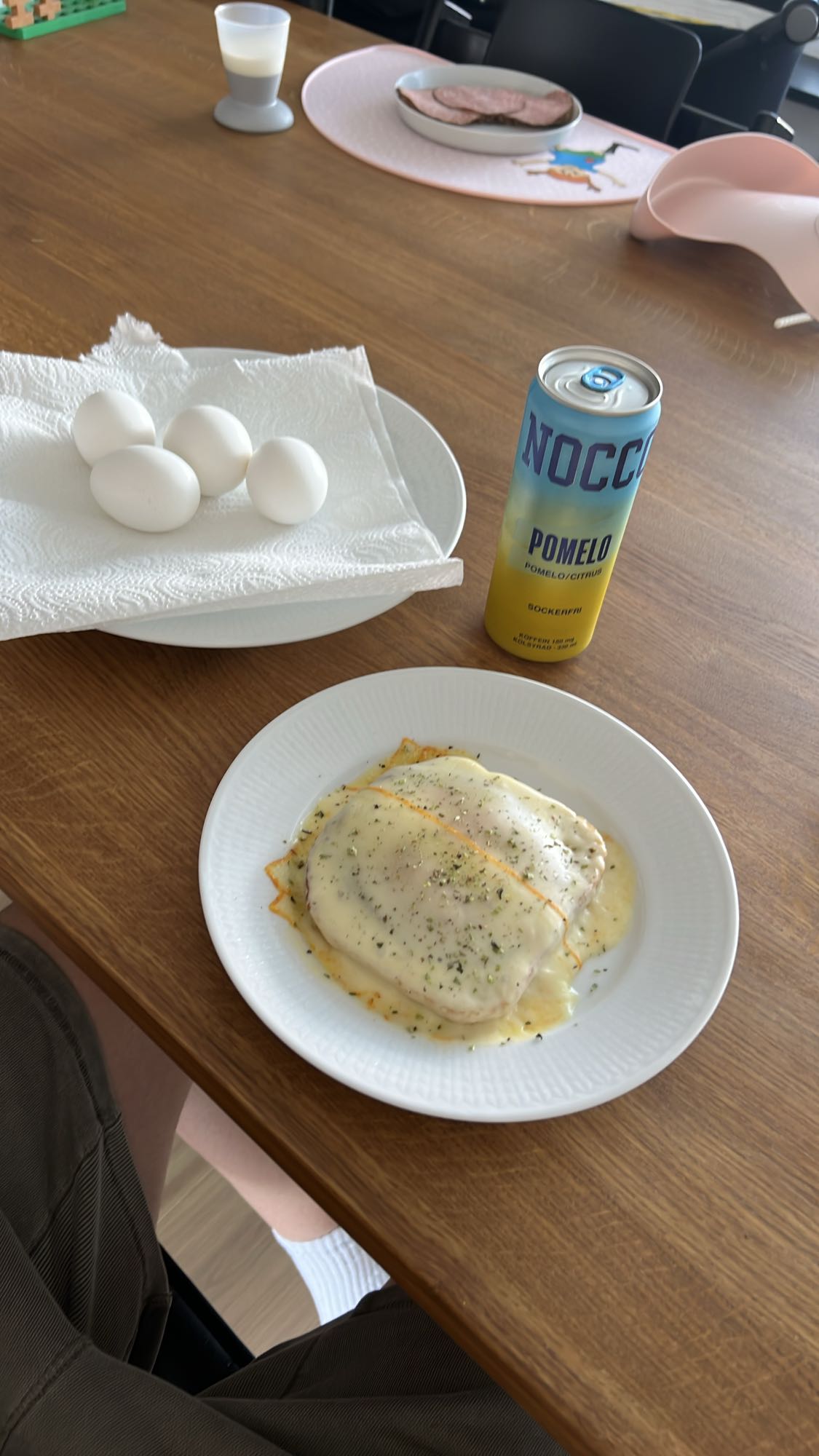 Ägg och ostfrukost