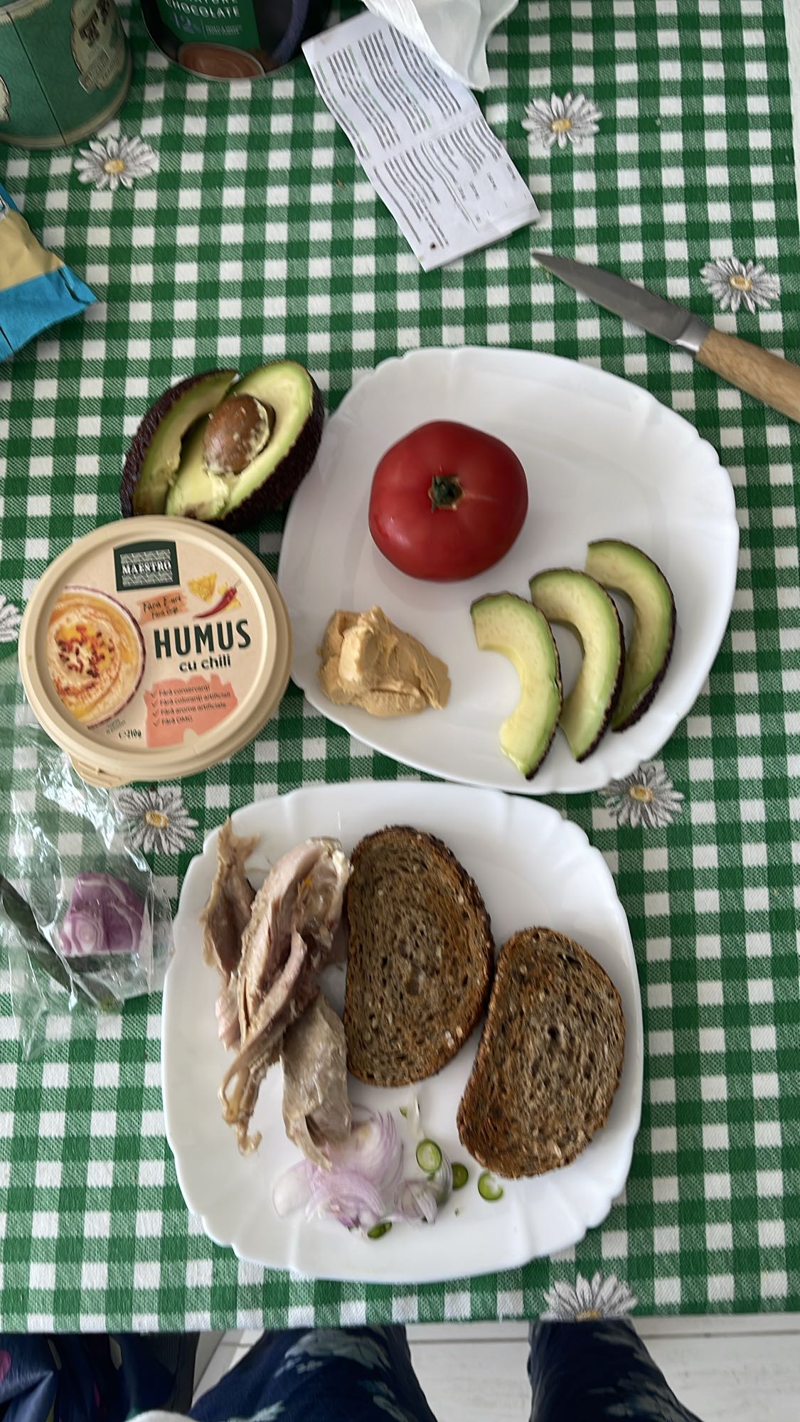 Mic dejun cu humus și avocado