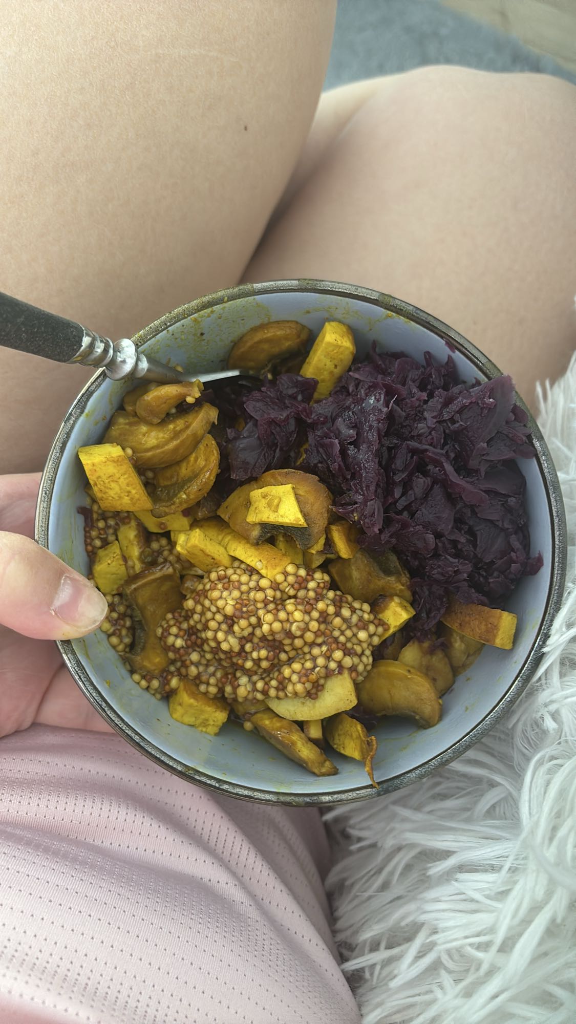 Miska z warzywami i musztardą