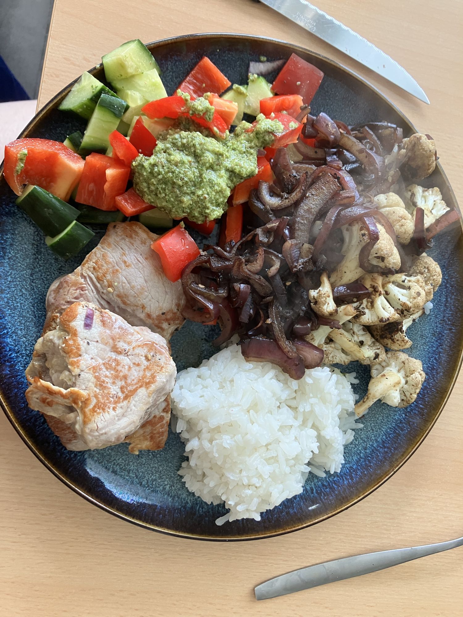 Prato de carne, arroz e legumes