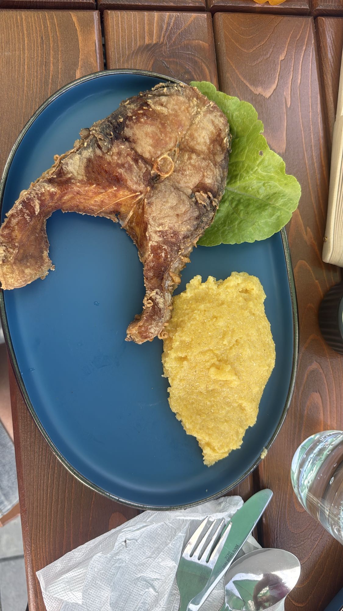 Pește prăjit cu mămăligă