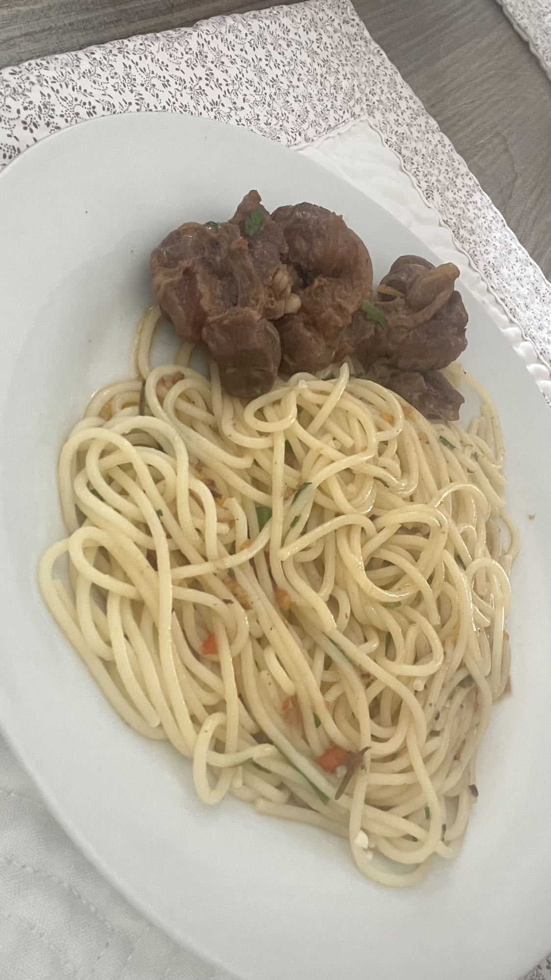 Macarrão com carne cozida