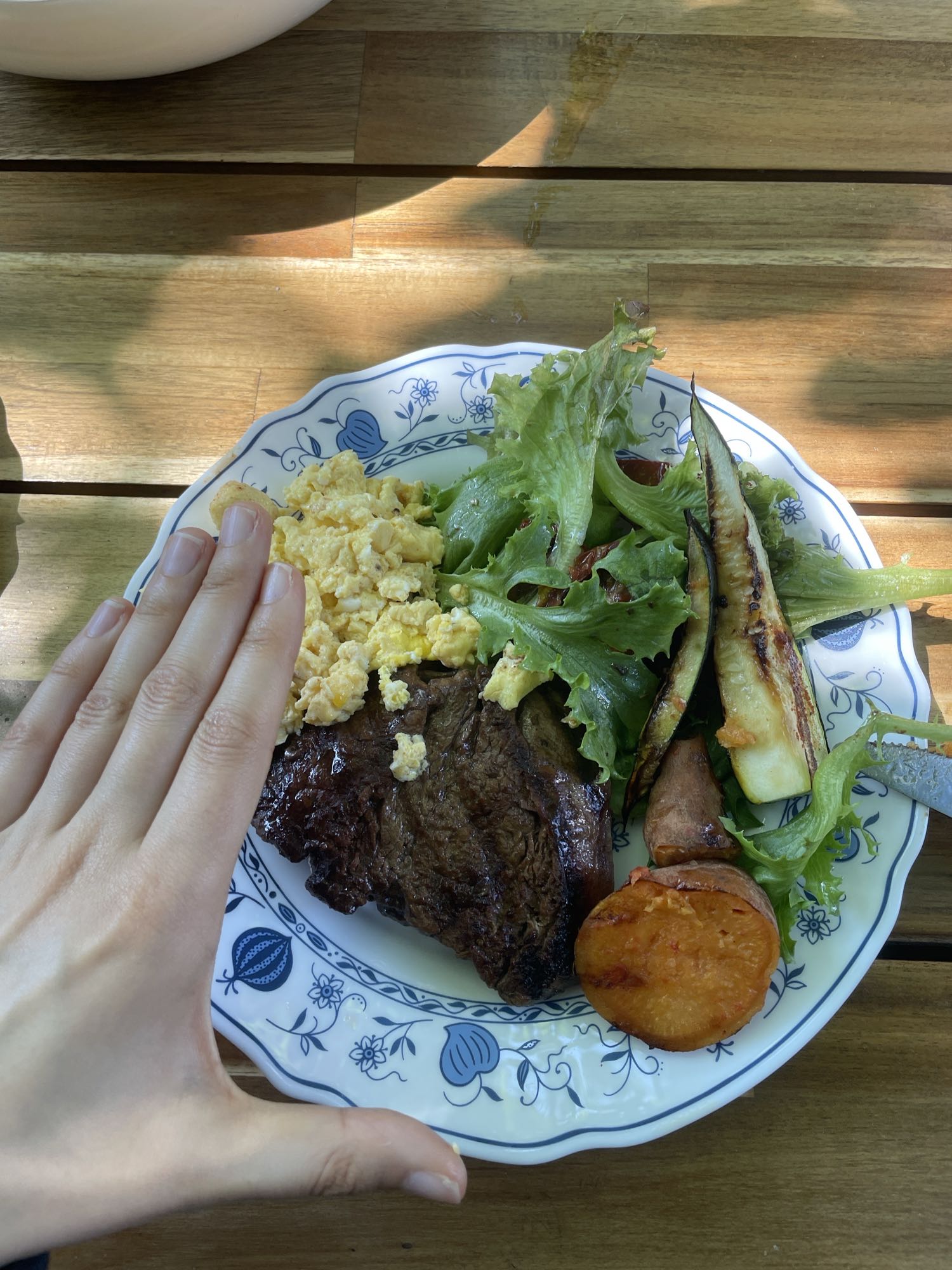 Stek z warzywami i jajkiem