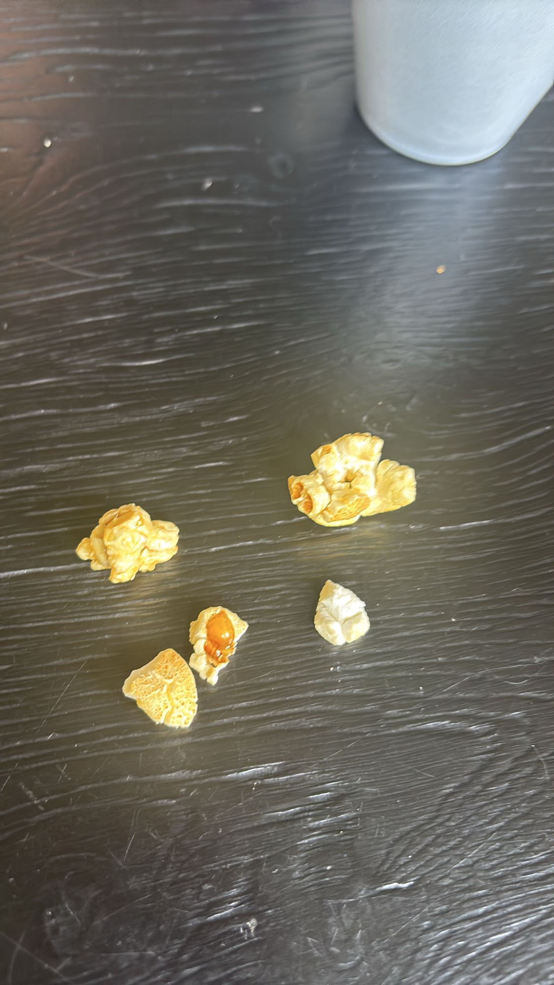 enkele popcorn stukjes