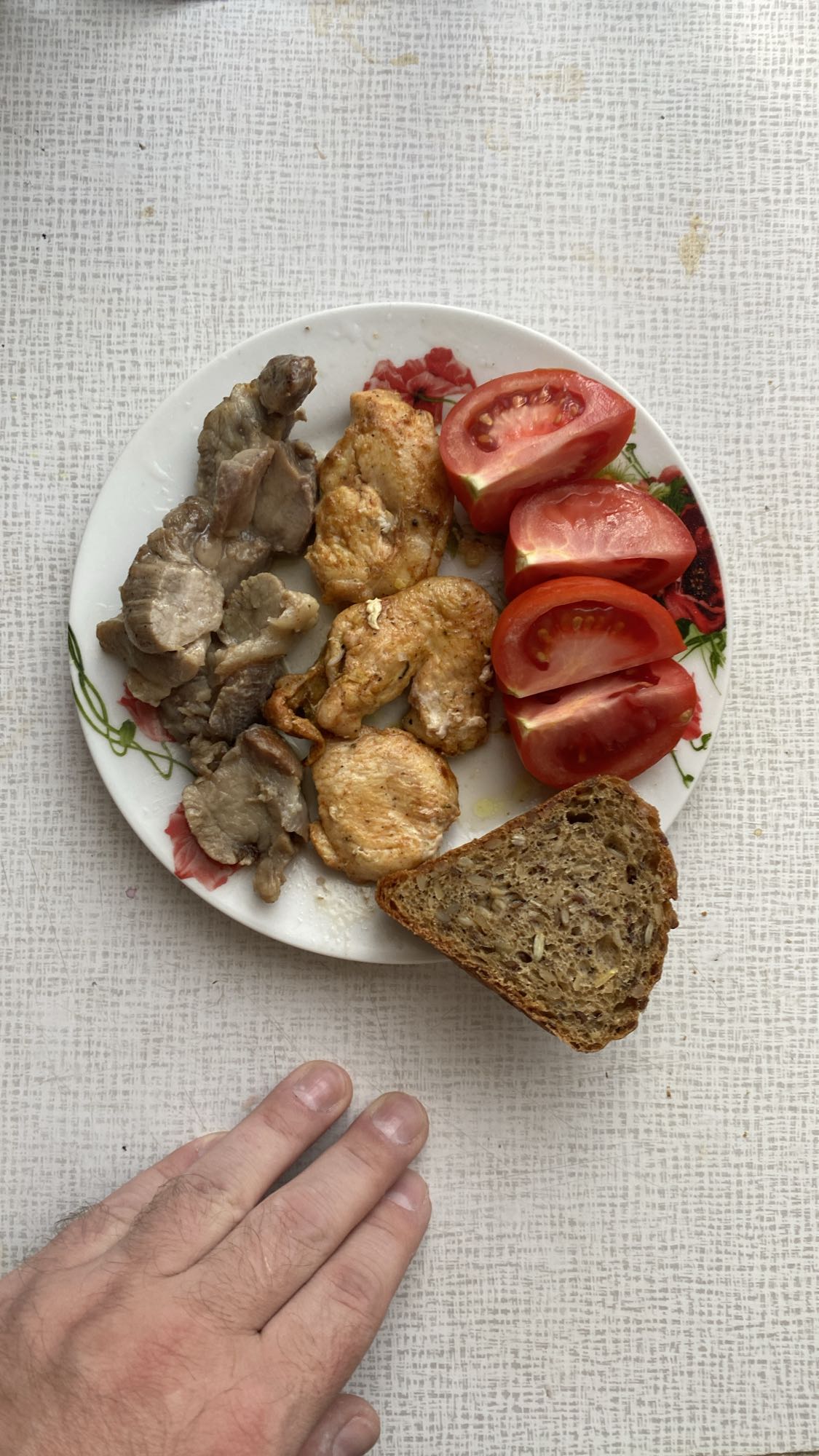 Мясо с помидорами и хлебом