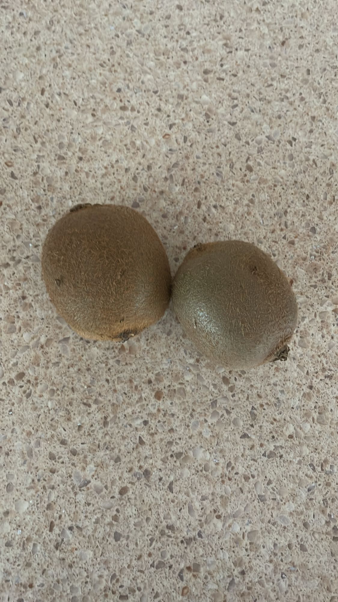 Două kiwi întregi