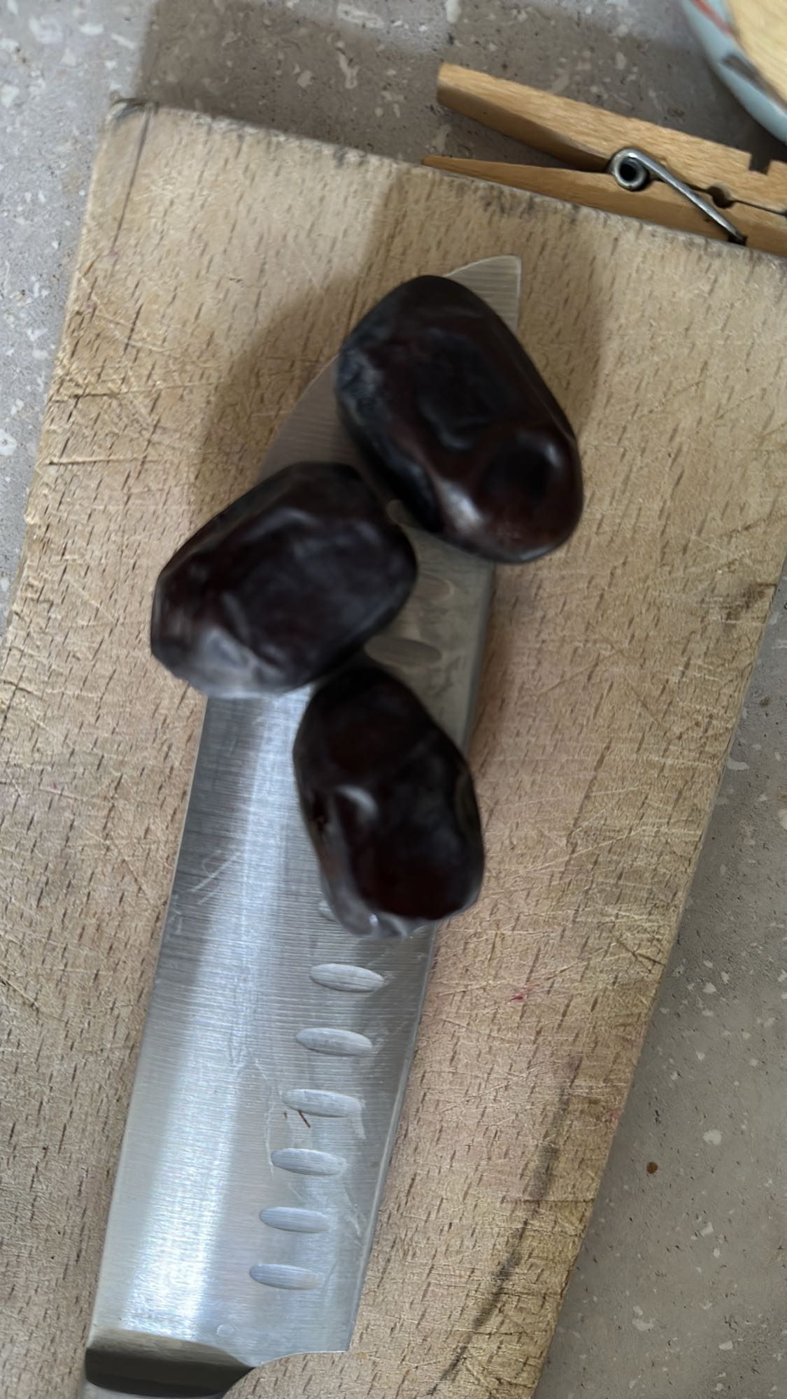 Dadlar på skärbräda