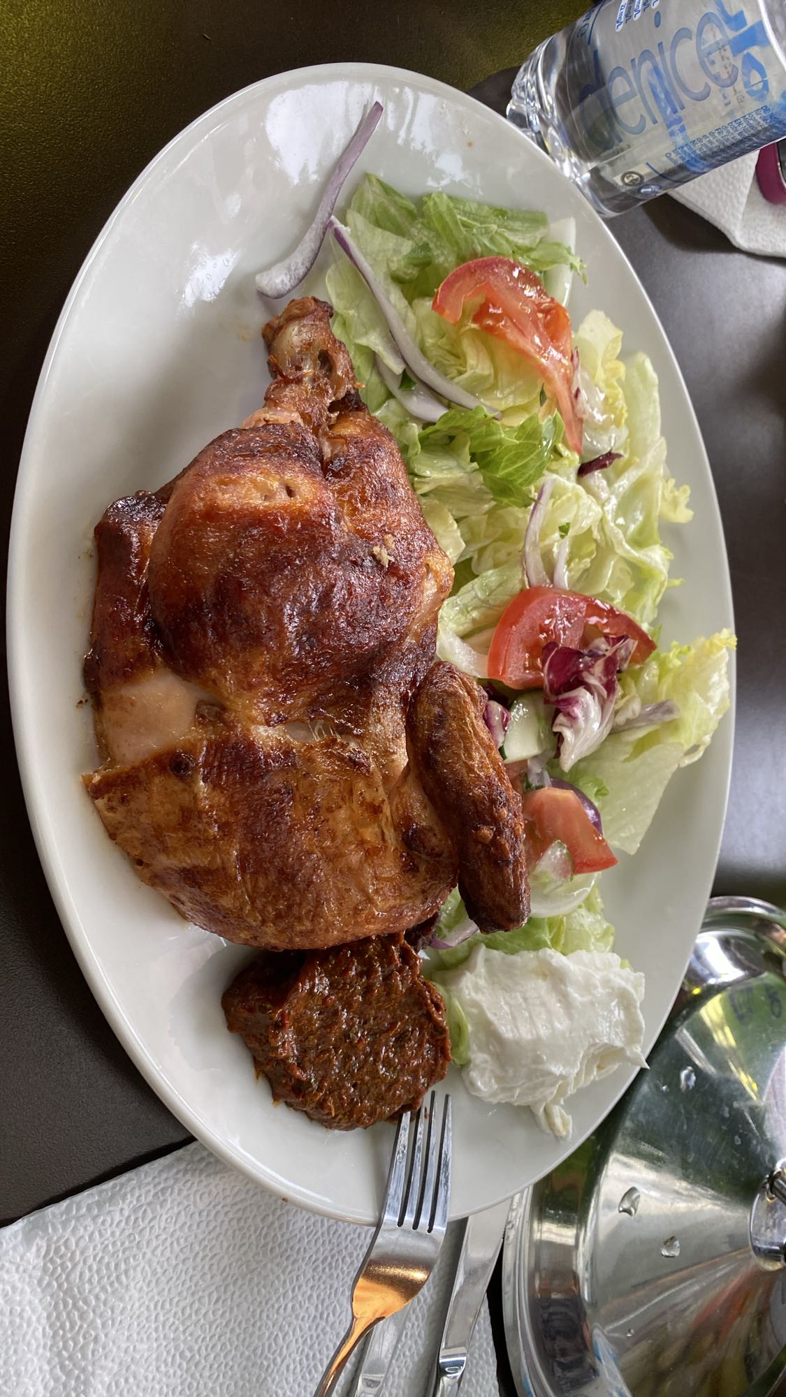 Gegrilltes Hähnchen mit Salat