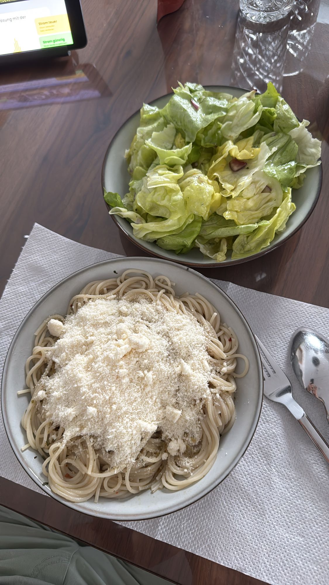 Spaghetti mit Salat