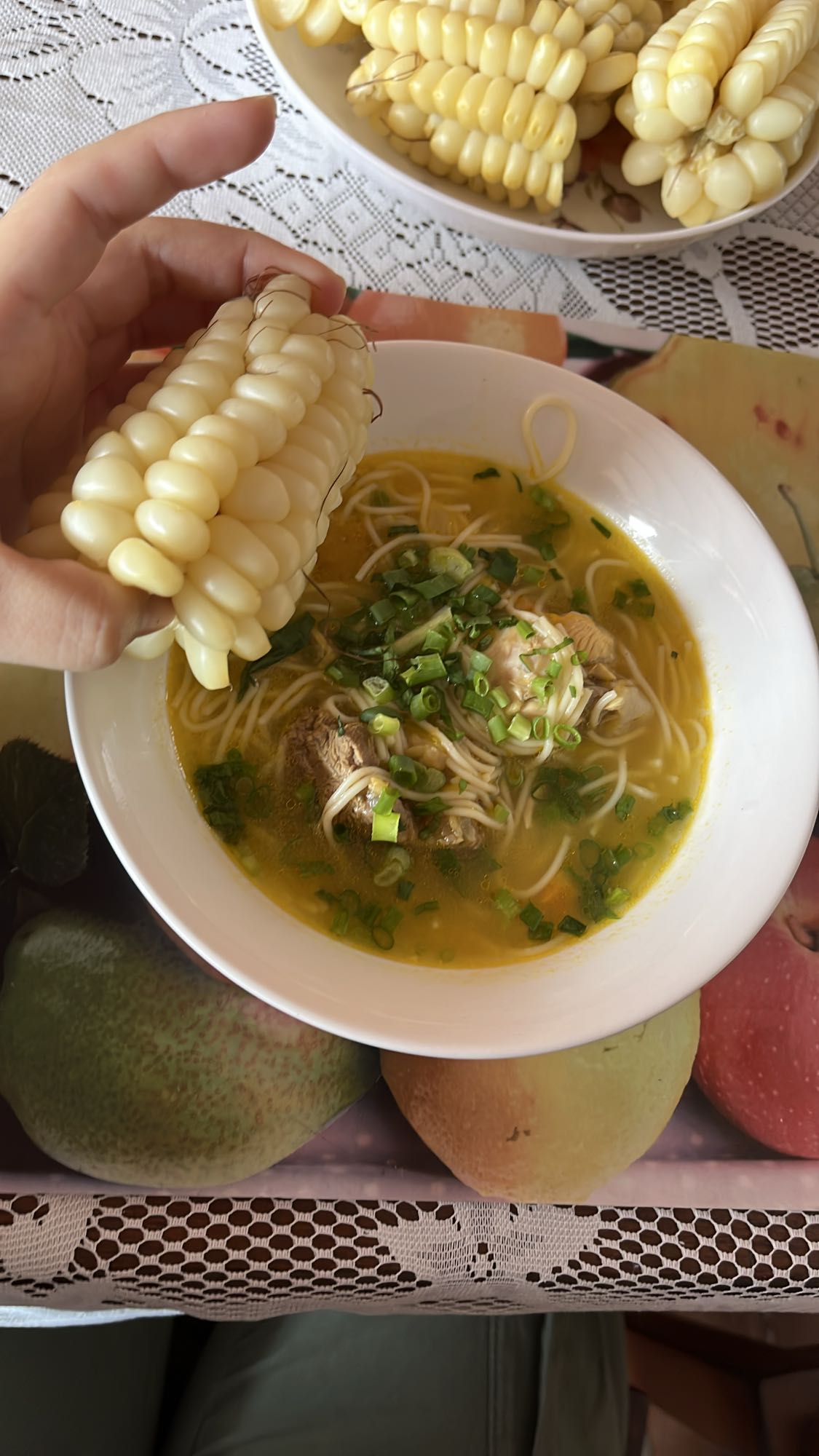 sopa con maíz, fideos y pollo