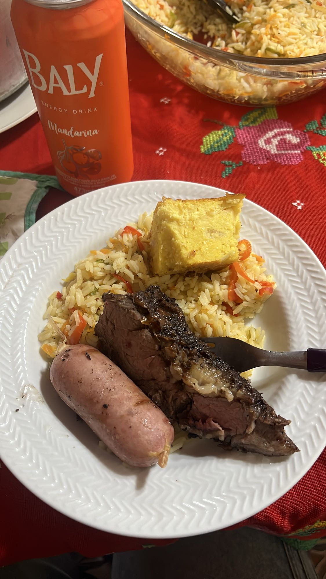 Arroz, carne, salchicha y bebida