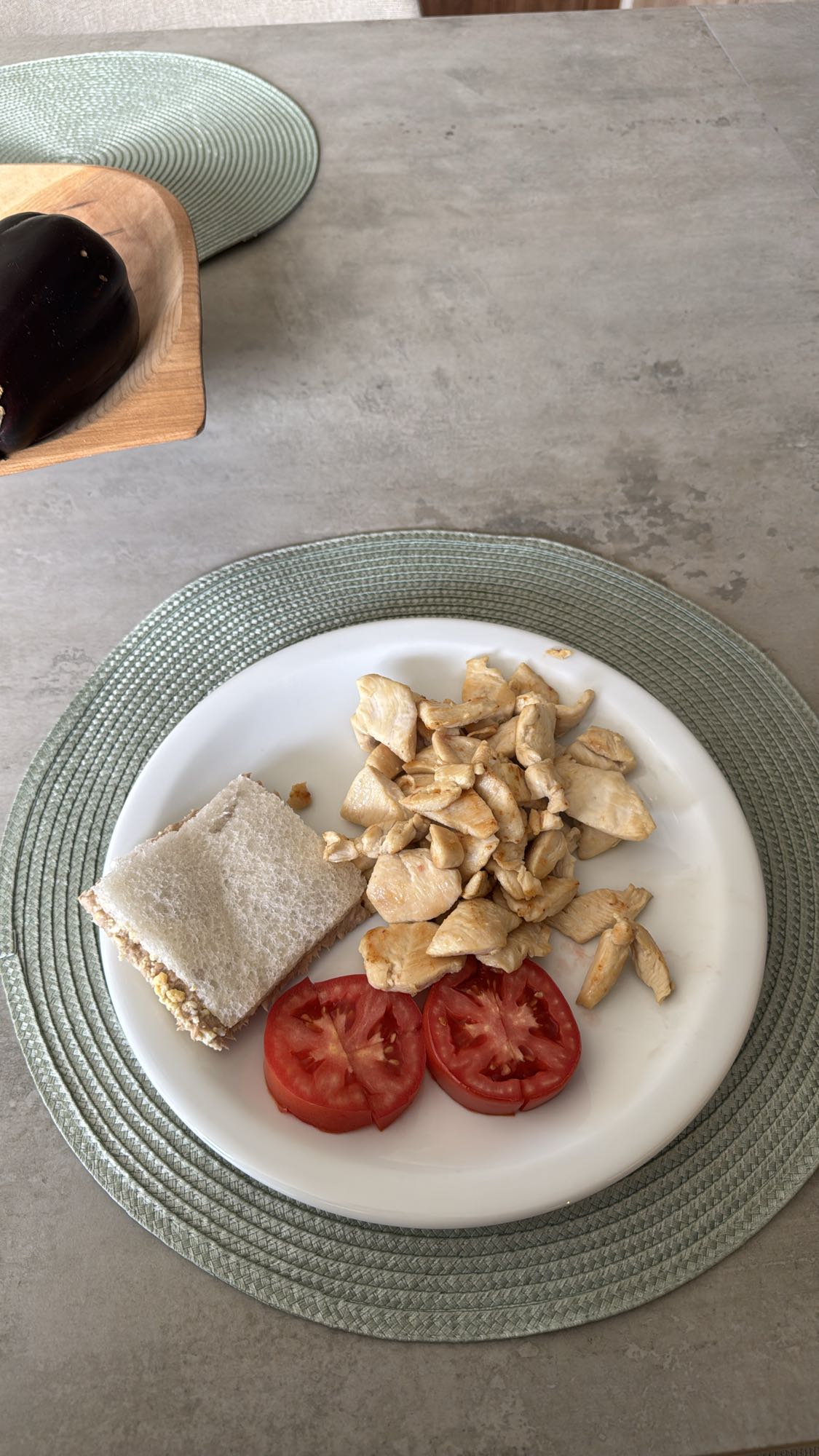 Pollo con tomate y dos sándwiches