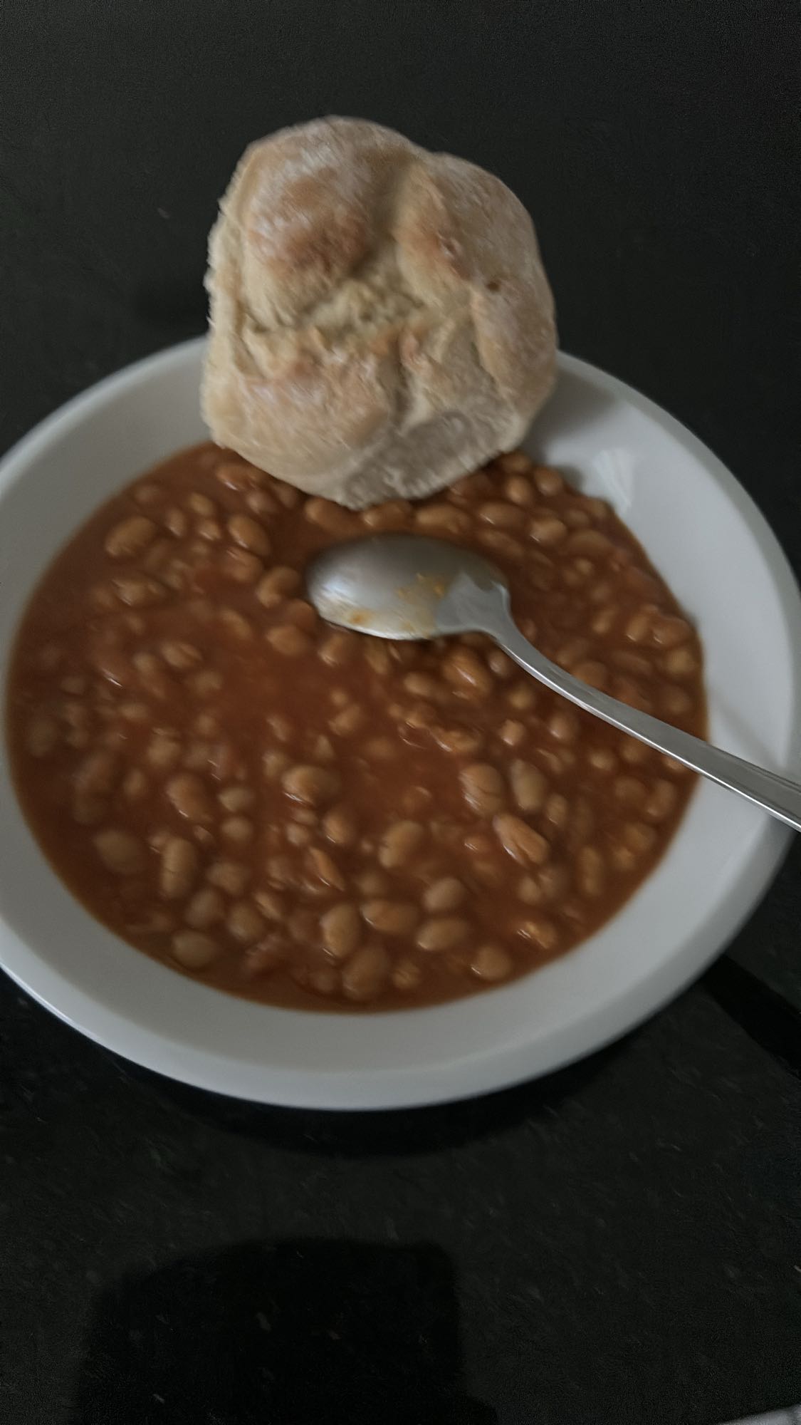 Baked beans met broodje