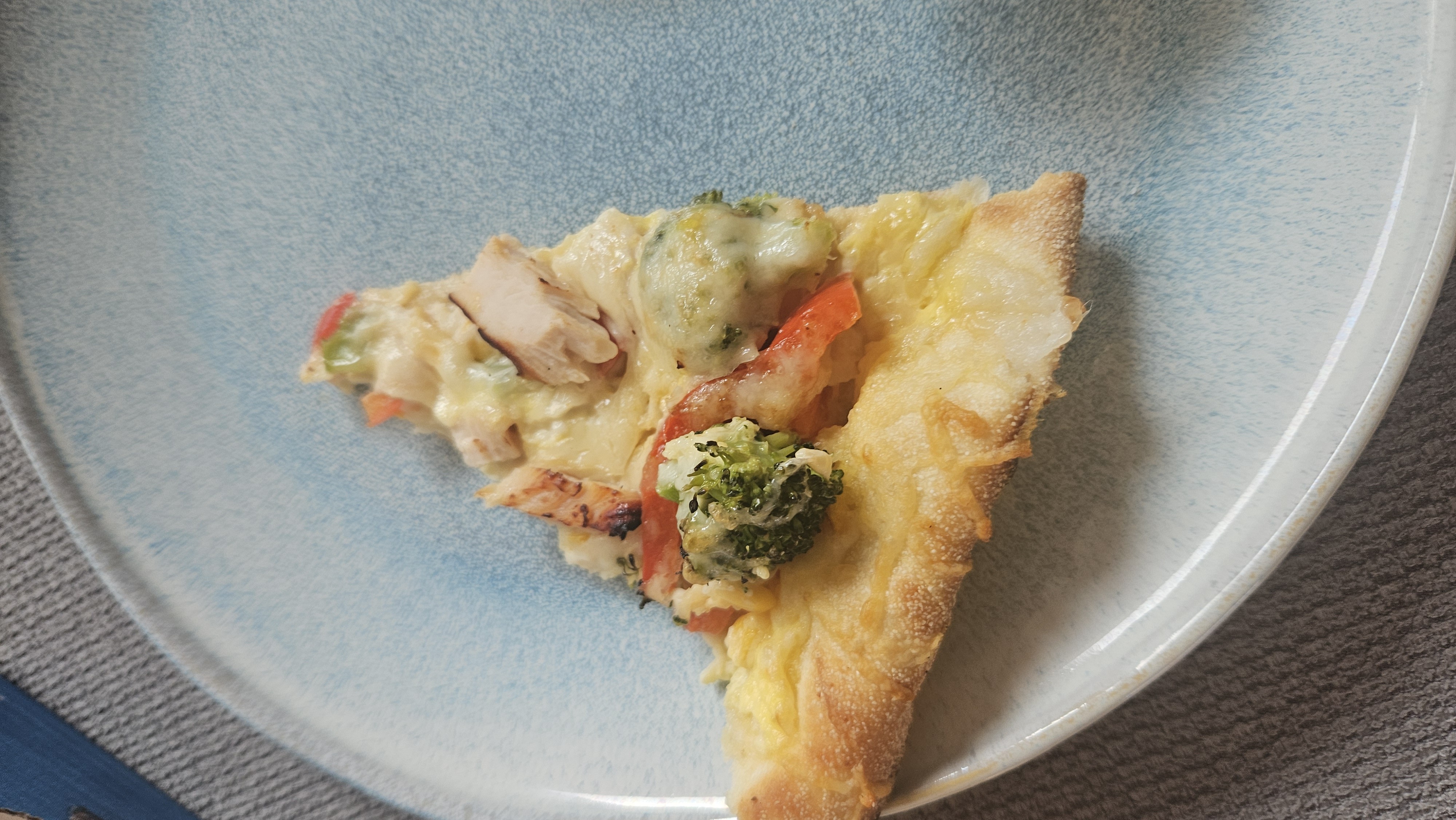 Kipgroente pizza slice