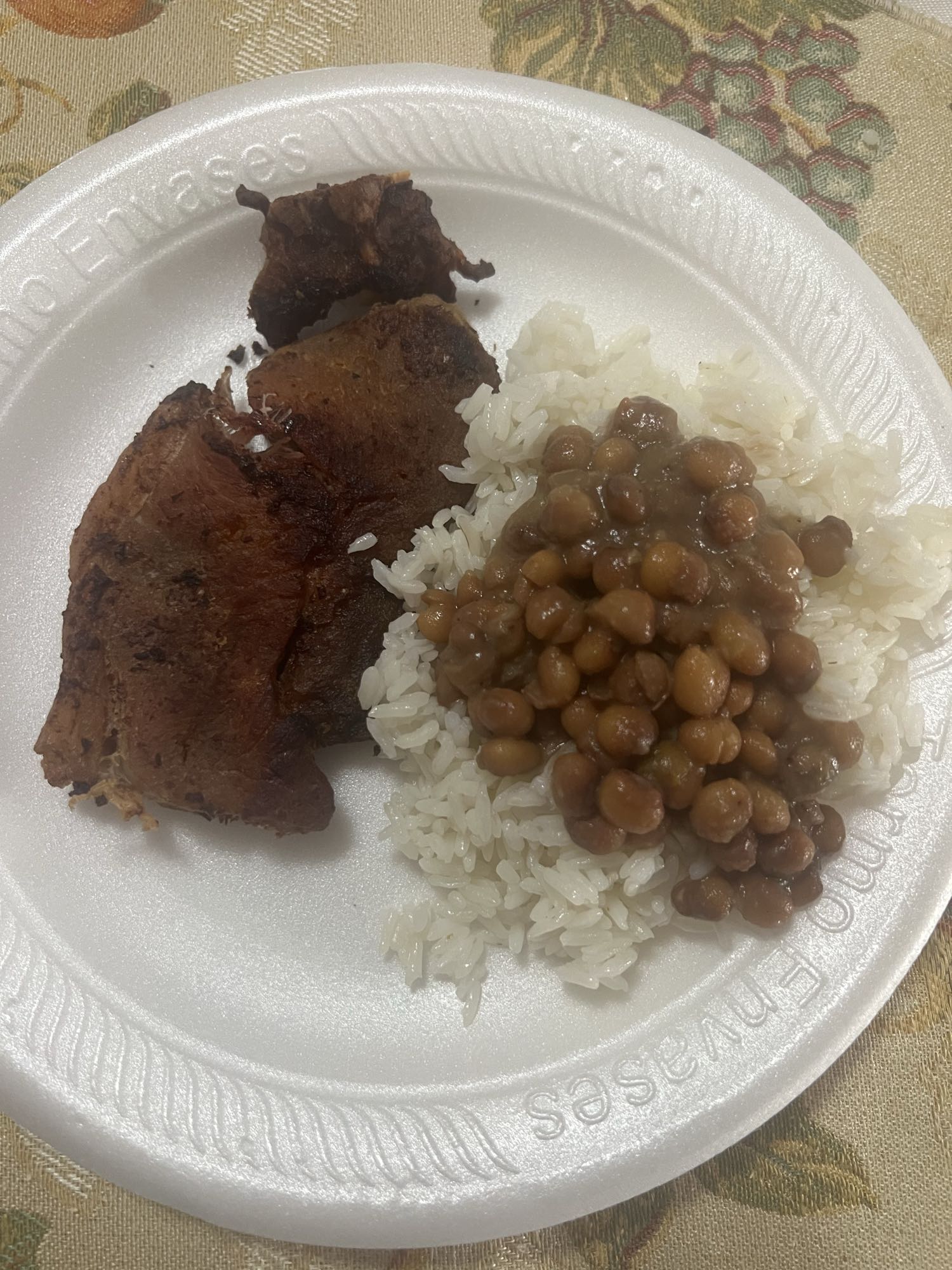 Arroz, habichuelas y carne