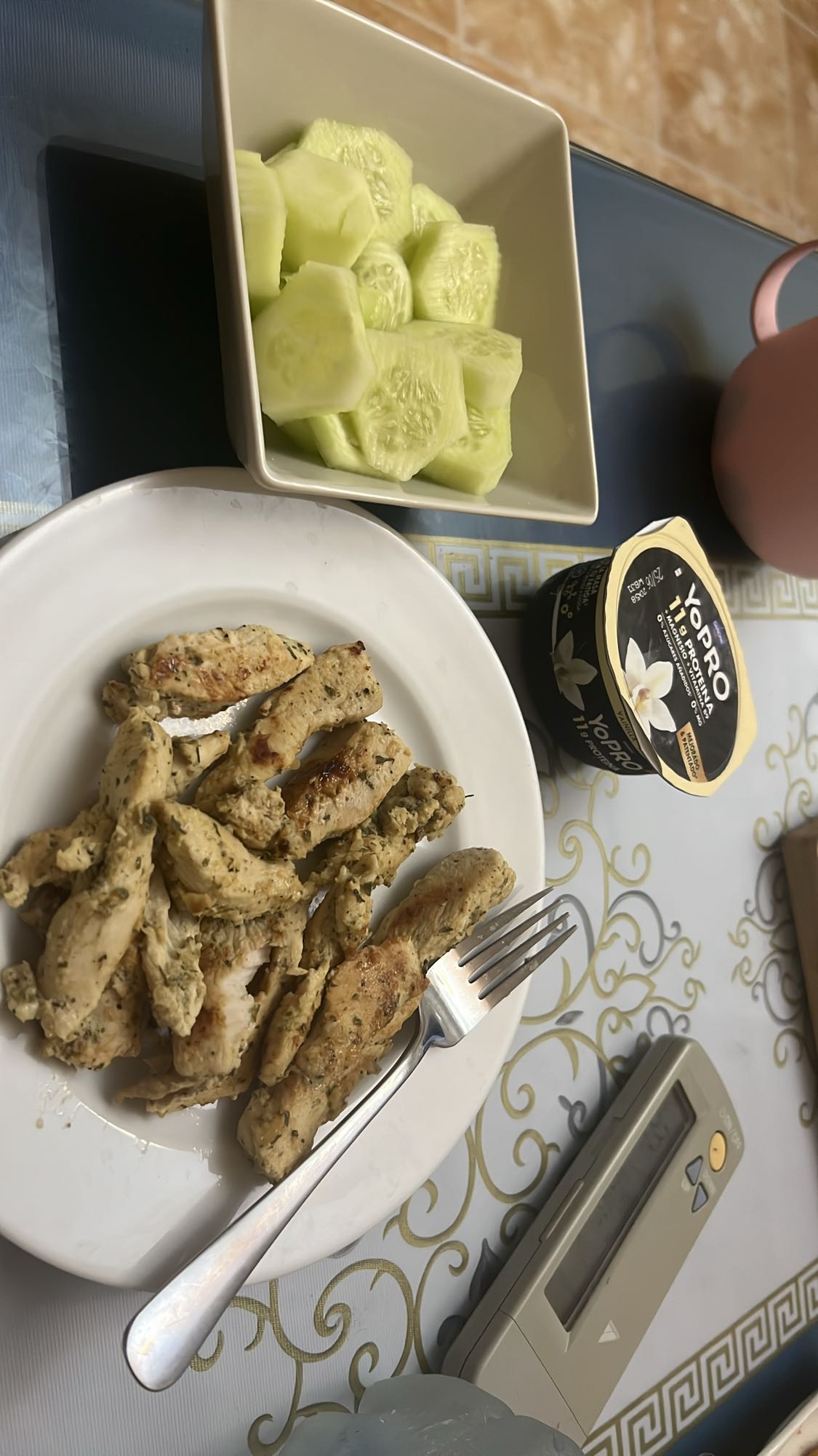 Pollo con pepino y yogur