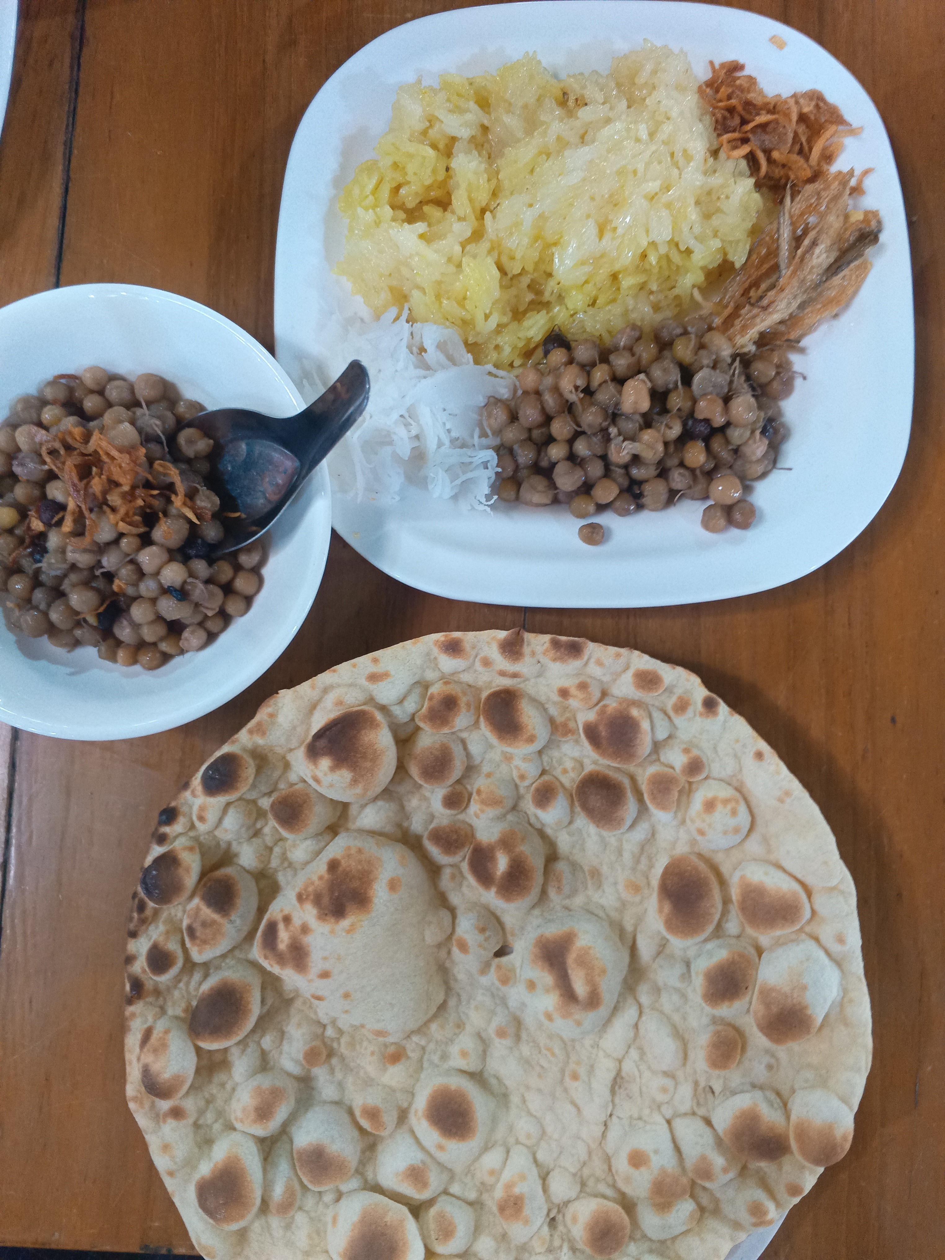 Sticky rice with beans & bread