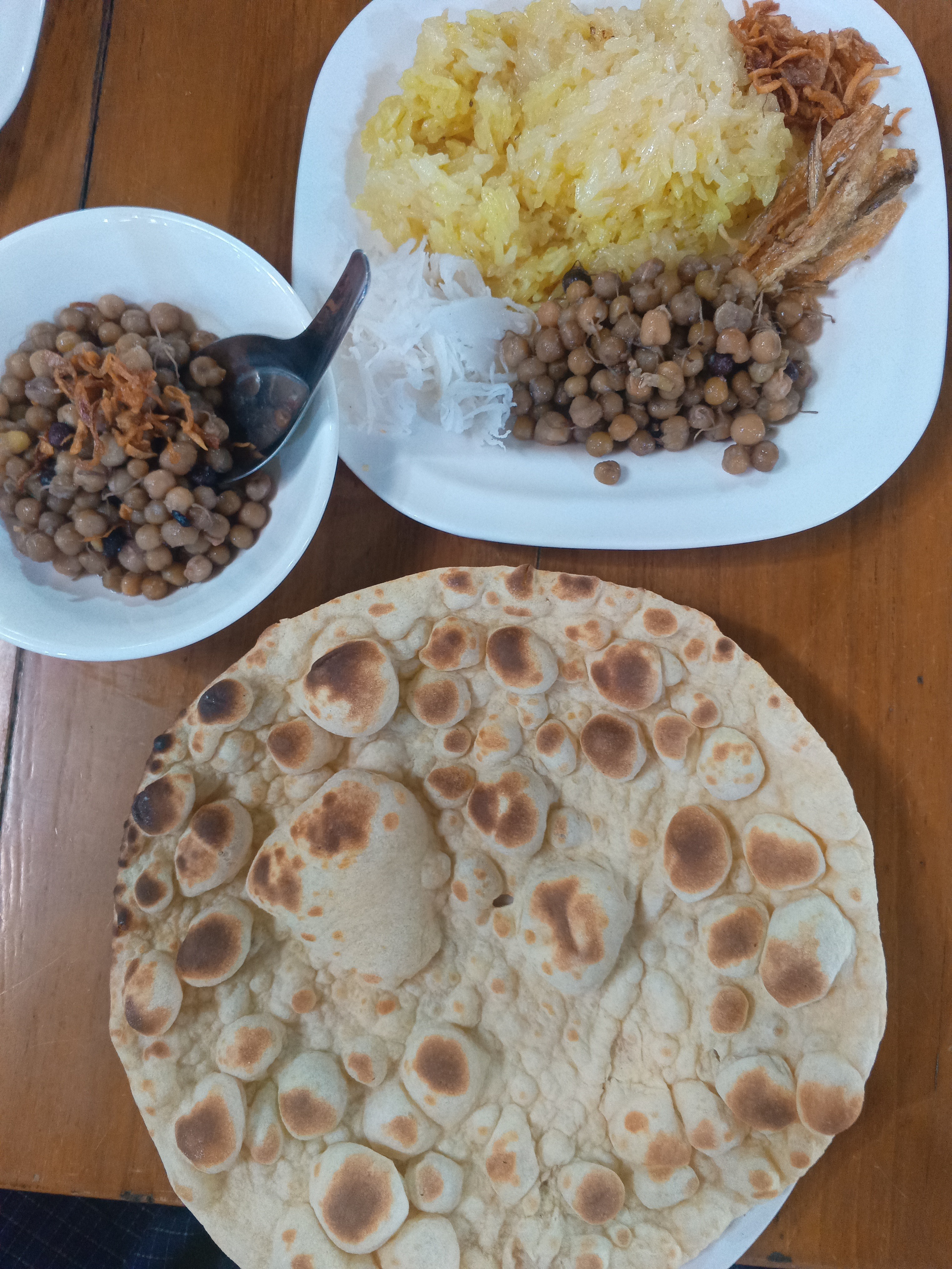 Sticky rice and lentils